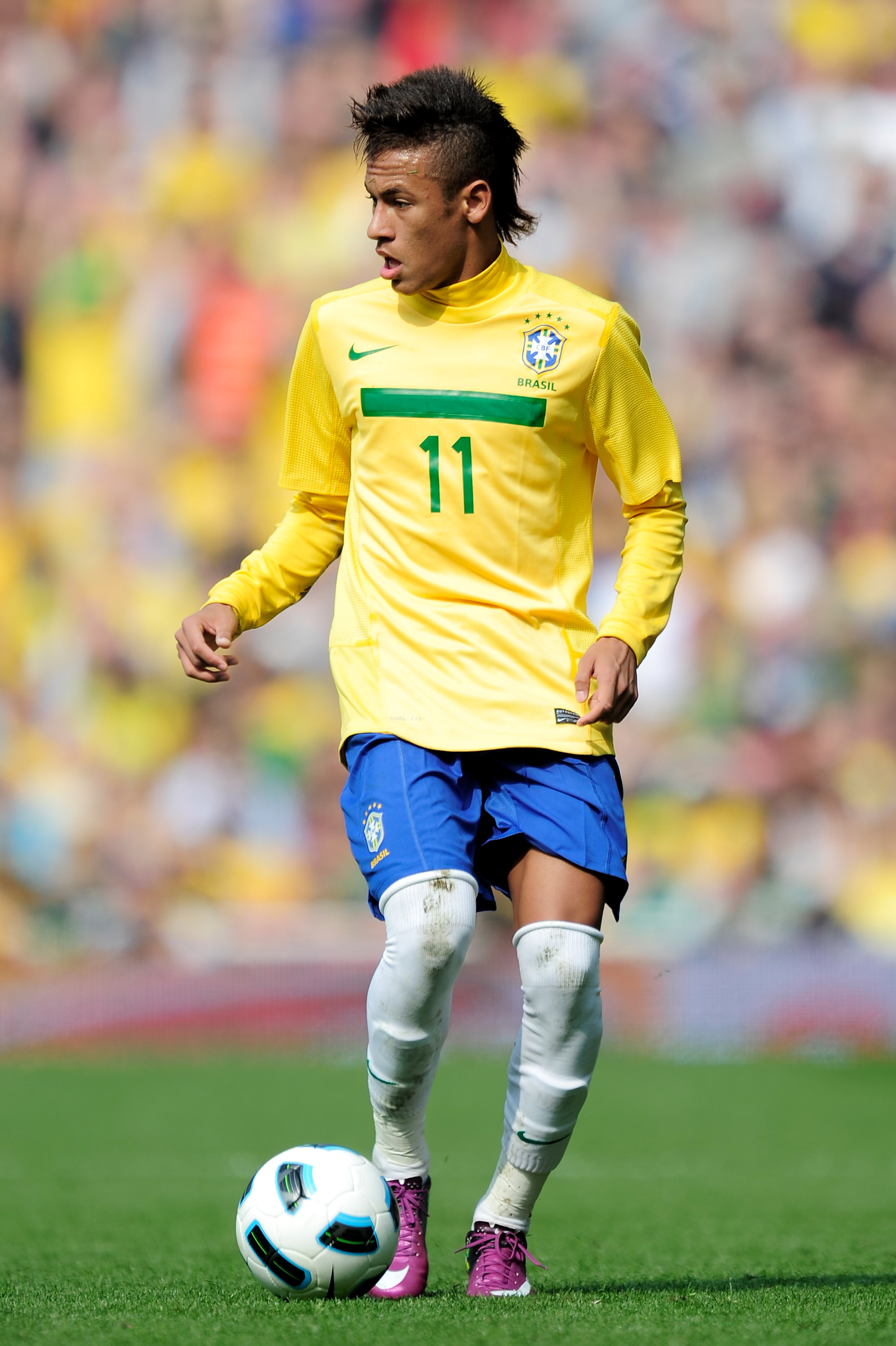 LONDON, ENGLAND - MARCH 27:  Neymar of Brazil on the ball during the International friendly match between Brazil and Scotland at Emirates Stadium on March 27, 2011 in London, England.  (Photo by Jamie McDonald/Getty Images)
