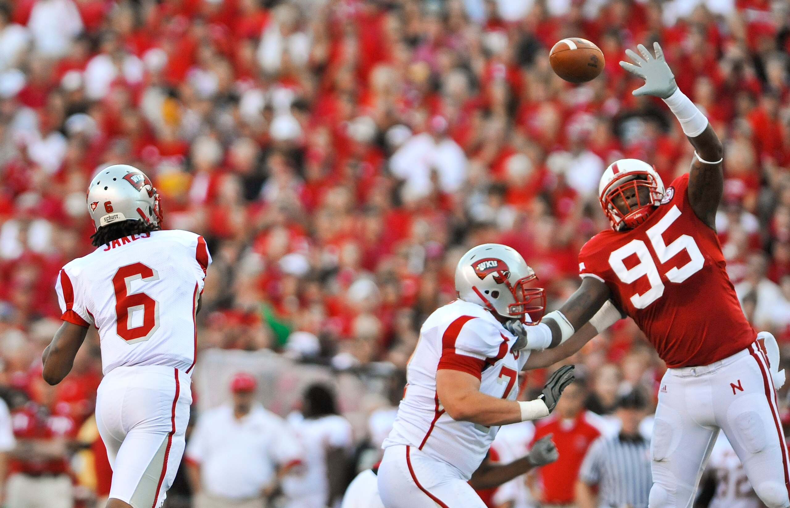 LINCOLN, NE - SEPTEMBER 04: Kawaun Jakes #6 of the Western Kentucky Hilltoppers throws a pass over Pierre Allen #95 of the Nebraska Cornhuskers during the first half of their game at Memorial Stadium on September 4, 2010 in Lincoln, Nebraska. Nebraska de LINCOLN, NE - SEPTEMBER 04: Kawaun Jakes #6 of the Western Kentucky Hilltoppers throws a pass over Pierre Allen #95 of the Nebraska Cornhuskers during the first half of their game at Memorial Stadium on September 4, 2010 in Lincoln, Nebraska. Nebraska de