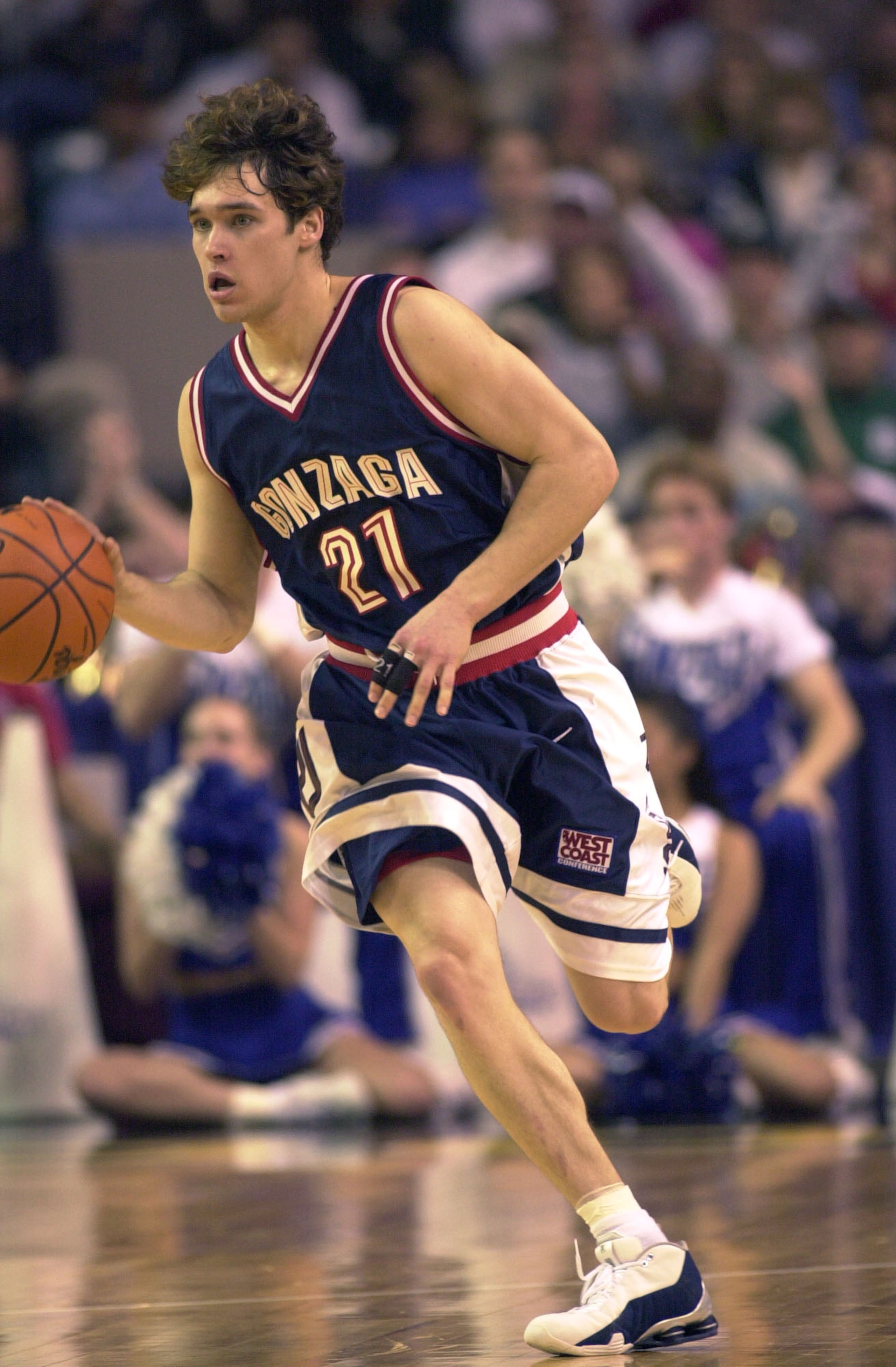 23 Mar 2001: Dan Dickau #21 of Gonzaga brings the ball up court against Michigan State during the NCAA Regional semi-final at the Georgia Dome in Atlanta, Georgia.  Digital Image  Mandatory Credit: Andy Lyons/ALLSPORT