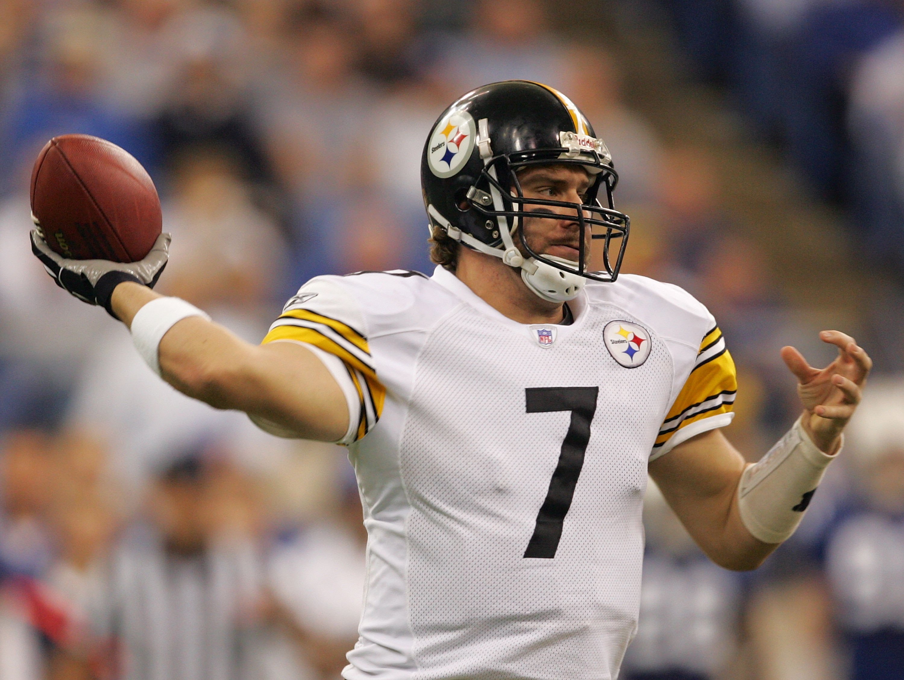 Rashard Mendenhall Humps Ben Roethlisberger At End Of Steelers-Jets Game  (VIDEO)