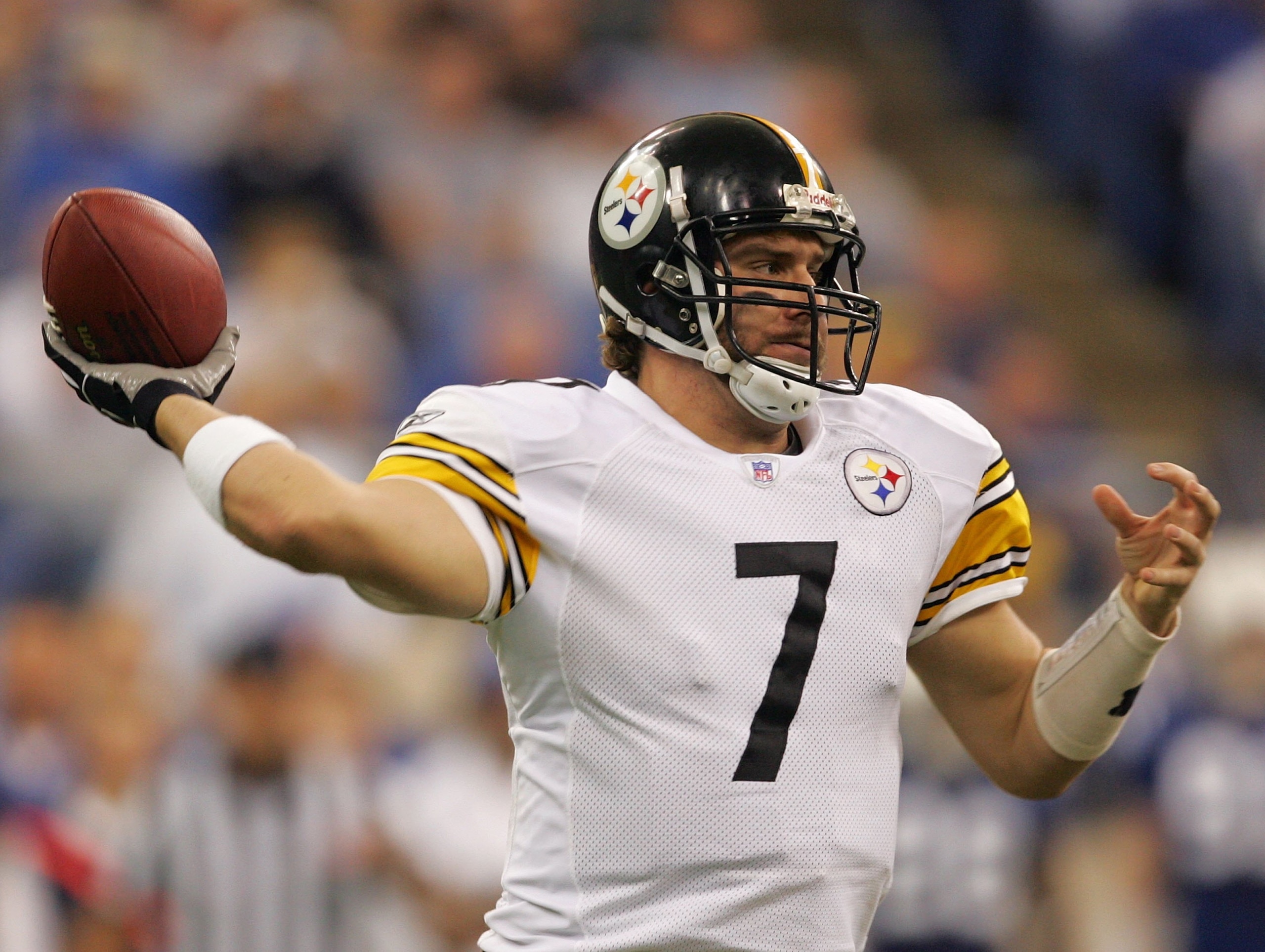 INDIANAPOLIS - JANUARY 15:  Ben Roethlisberger #7 of the Pittsburgh Steelers throws a pass the Inidanapolis Colts during the AFC Divisional Playoffs January 15, 2006 at the RCA Dome in Indianapolis, Indiana.  (Photo by Jamie Squire/Getty Images)