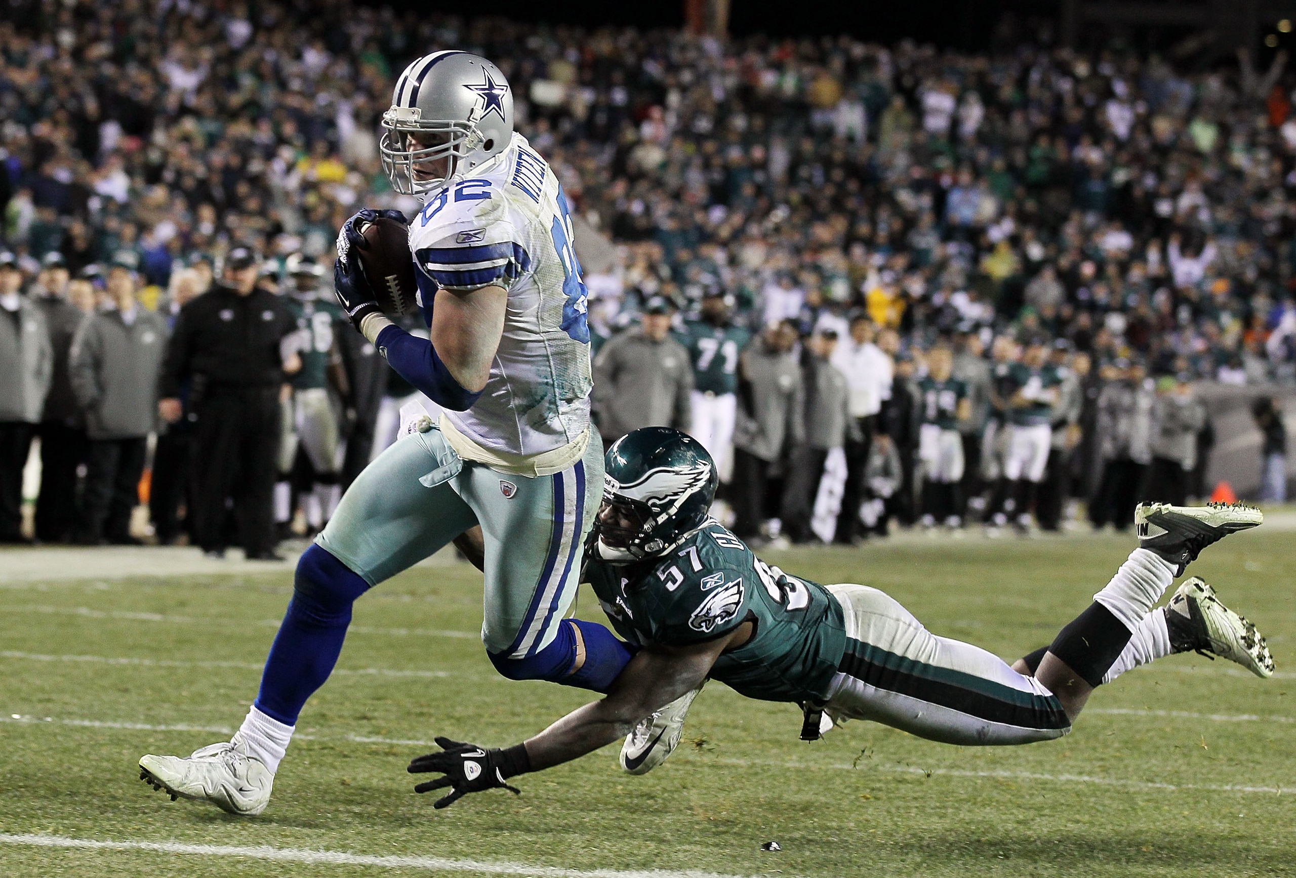 PHILADELPHIA, PA - JANUARY 02: Jason Witten #82 of the Dallas Cowboys runs in a touchdown late in the fourth quarter against Keenan Clayton #57 of the Philadelphia Eagles on January 2, 2011 at Lincoln Financial Field in Philadelphia, Pennsylvania. The Cow