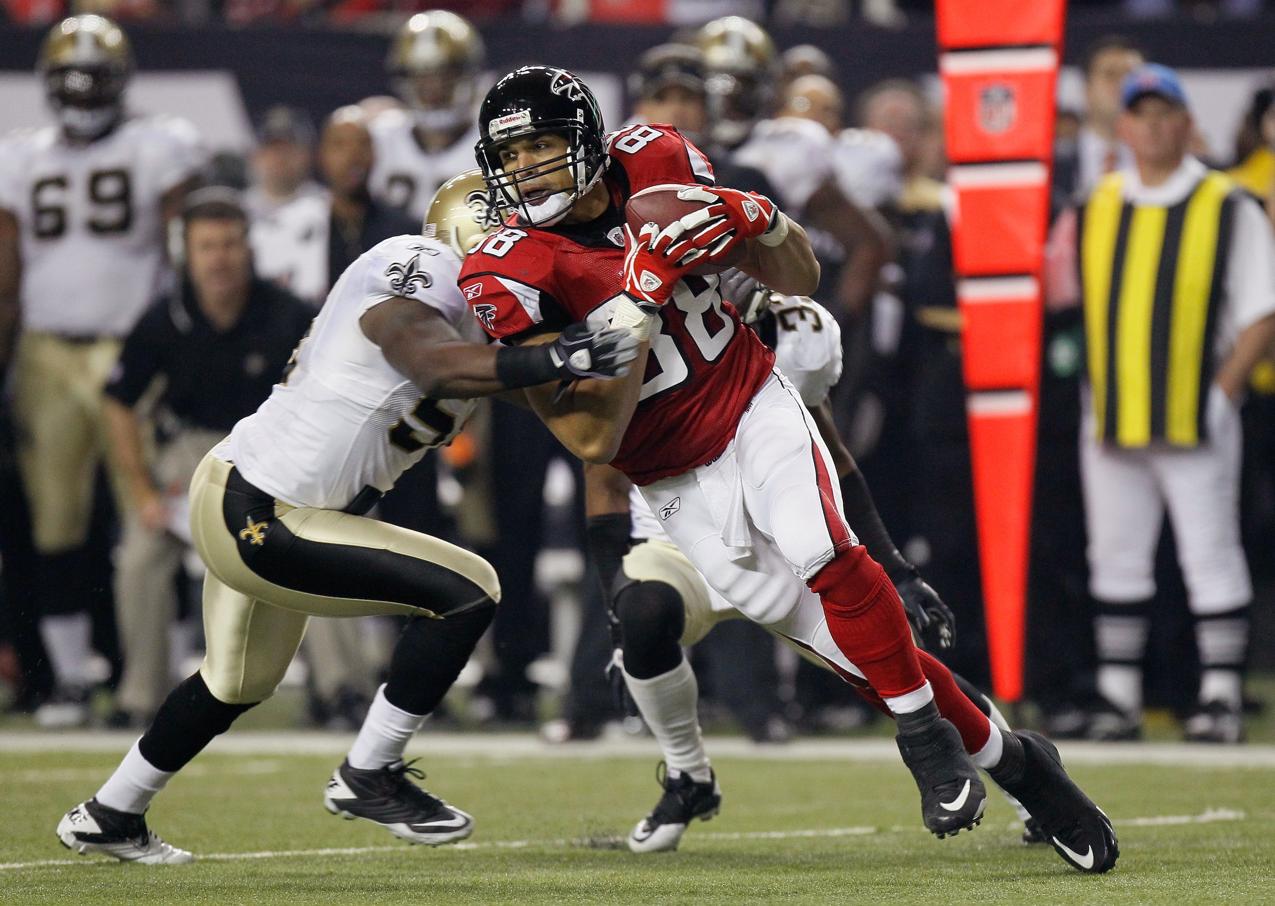 ATLANTA, GA - DECEMBER 27:  Tony Gonzalez #88 of the Atlanta Falcons against the New Orleans Saints at Georgia Dome on December 27, 2010 in Atlanta, Georgia.  (Photo by Kevin C. Cox/Getty Images)