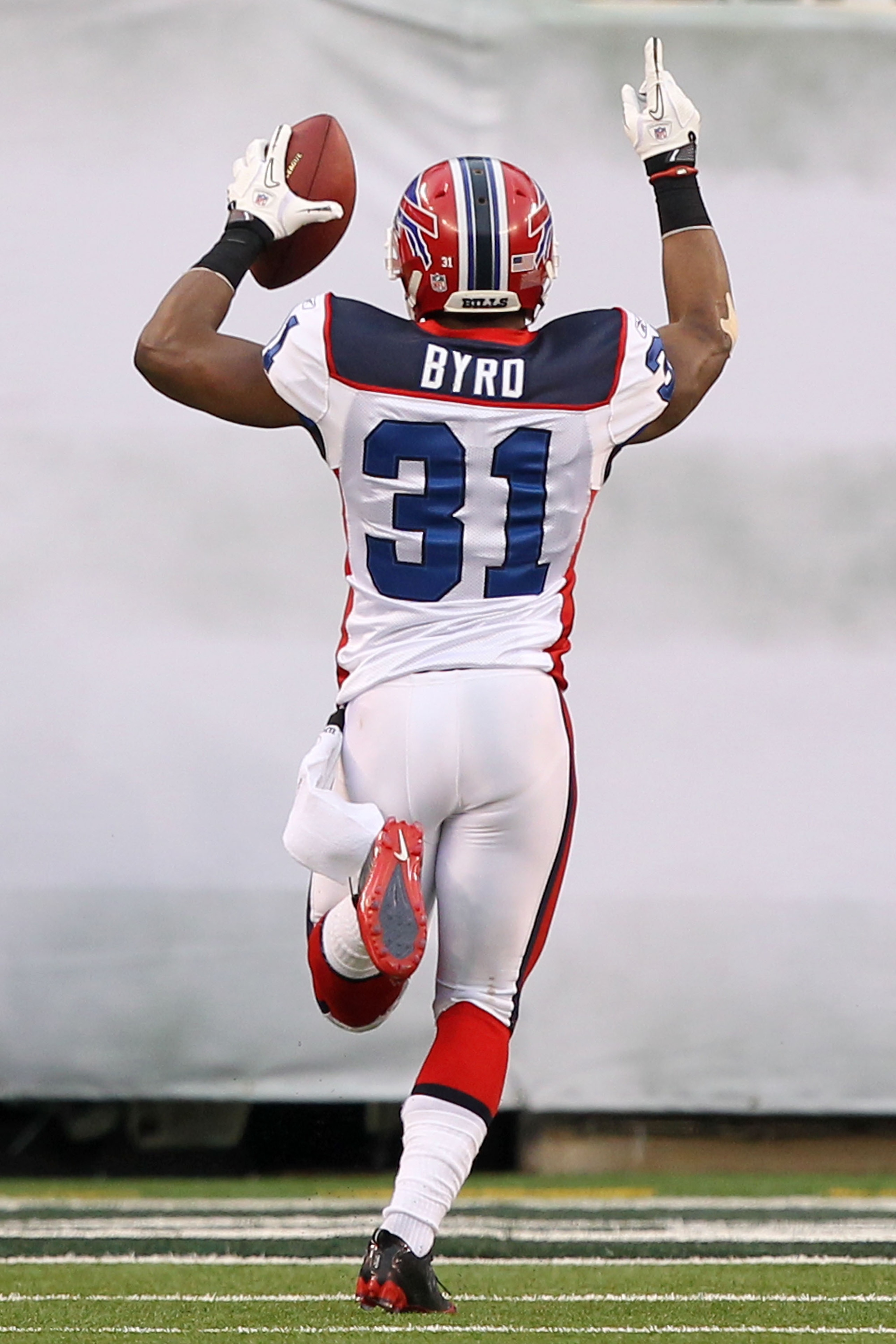 EAST RUTHERFORD, NJ - JANUARY 02: Jairus Byrd #31 runs for a touchdown after intercepting a pass intended for Joe McKnight #25 of the New York Jets at New Meadowlands Stadium on January 2, 2011 in East Rutherford, New Jersey. (Photo by Al Bello/Getty Im EAST RUTHERFORD, NJ - JANUARY 02: Jairus Byrd #31 runs for a touchdown after intercepting a pass intended for Joe McKnight #25 of the New York Jets at New Meadowlands Stadium on January 2, 2011 in East Rutherford, New Jersey. (Photo by Al Bello/Getty Im