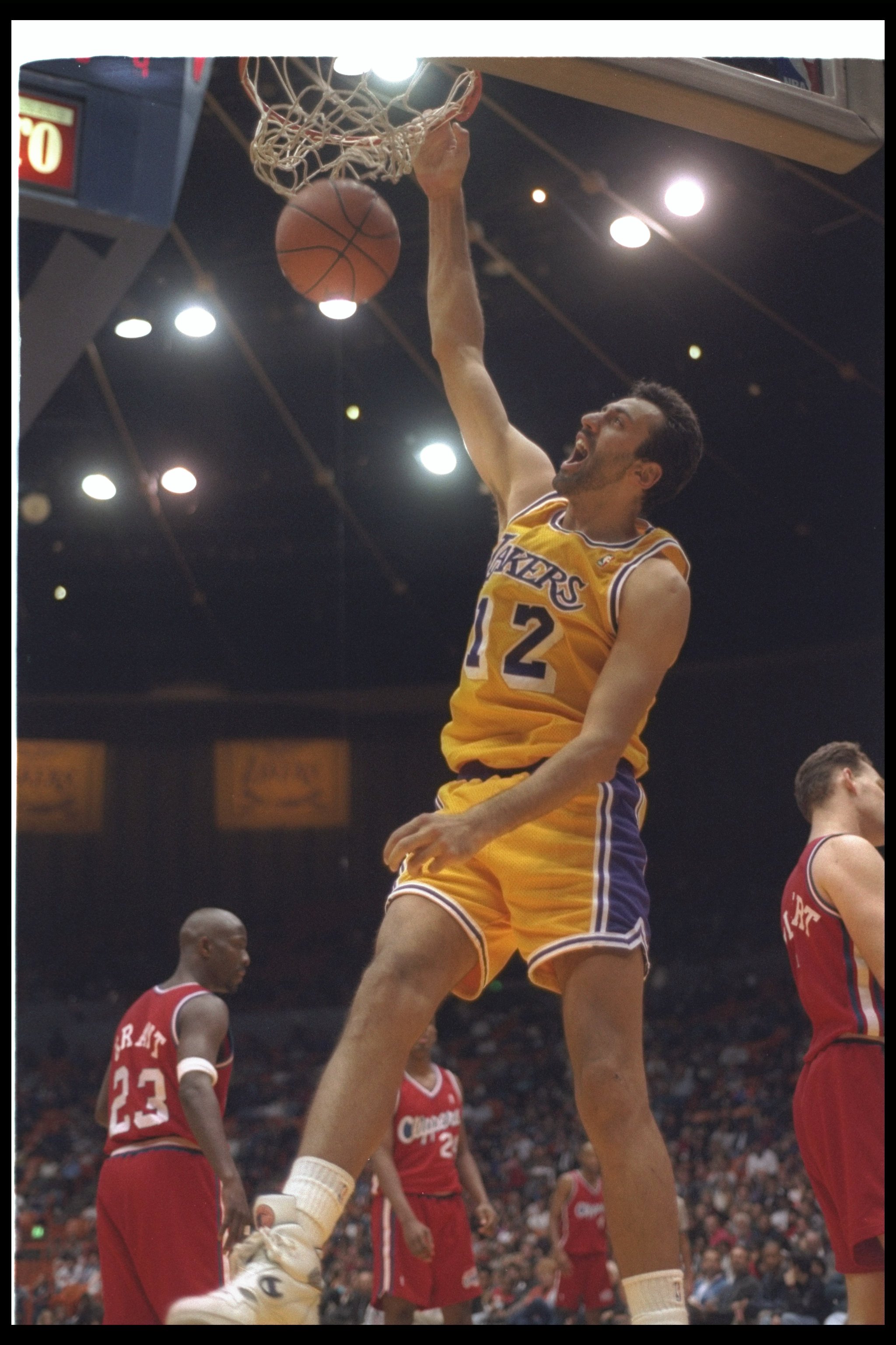 Vlade Divac of the Los Angeles Lakers shoots over Hakeem Olajuwon of  News Photo - Getty Images