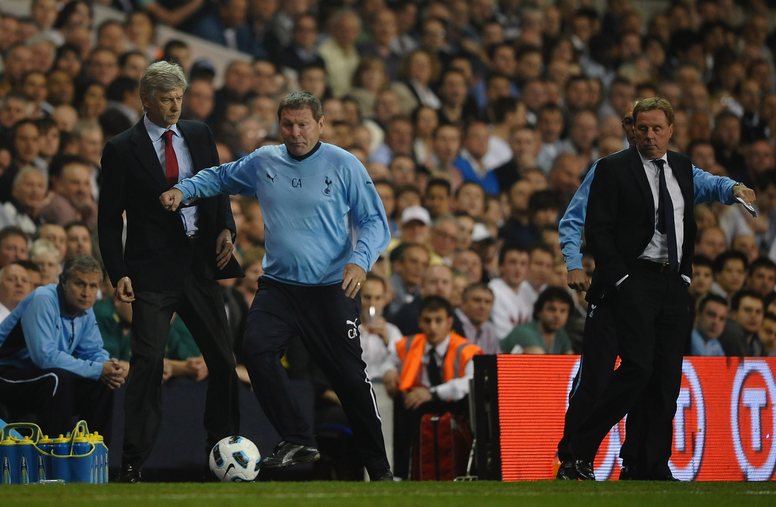 LONDON, ENGLAND - APRIL 20: Spurs coach, Clive Allen pushes Arsenal manager Arsene Wenger out of the way during the Barclays Premier League match between Tottenham Hotspur and Arsenal at White Hart Lane on April 20, 2011 in London, England. (Photo by La LONDON, ENGLAND - APRIL 20: Spurs coach, Clive Allen pushes Arsenal manager Arsene Wenger out of the way during the Barclays Premier League match between Tottenham Hotspur and Arsenal at White Hart Lane on April 20, 2011 in London, England. (Photo by La