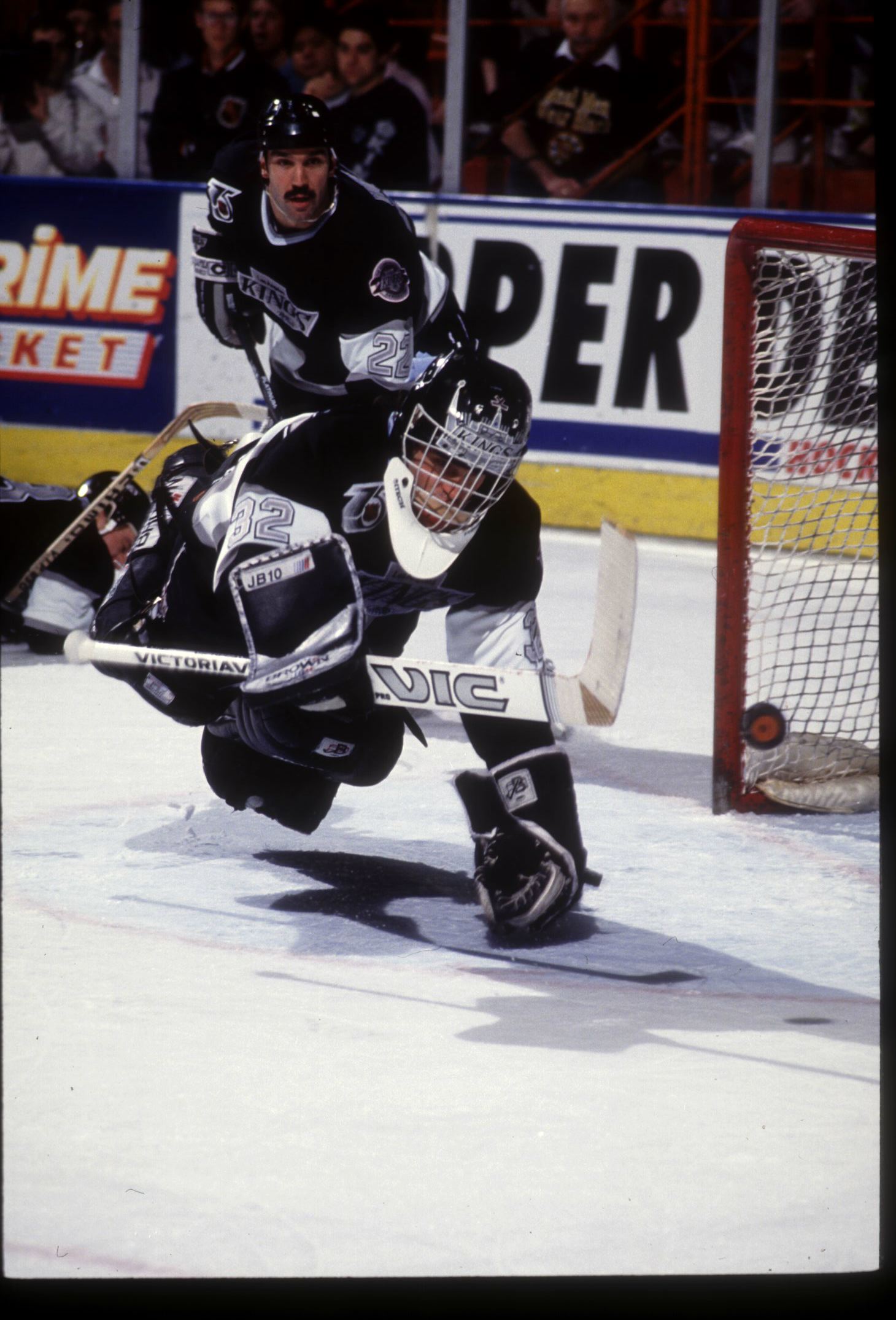 17 FEB 1992:  GOALIE KELLY HRUDEY OF THE LOS ANGELES KINGS DIVES TO BLOCK A SHOT ON GOAL DURING A KINGS GAME AGAINST THE BOSTON BRUINS AT THE GREAT WESTERN FORUM IN INGLEWOOD, CALIFORNIA.  Mandatory Credit:  Ken Levine/Allsport