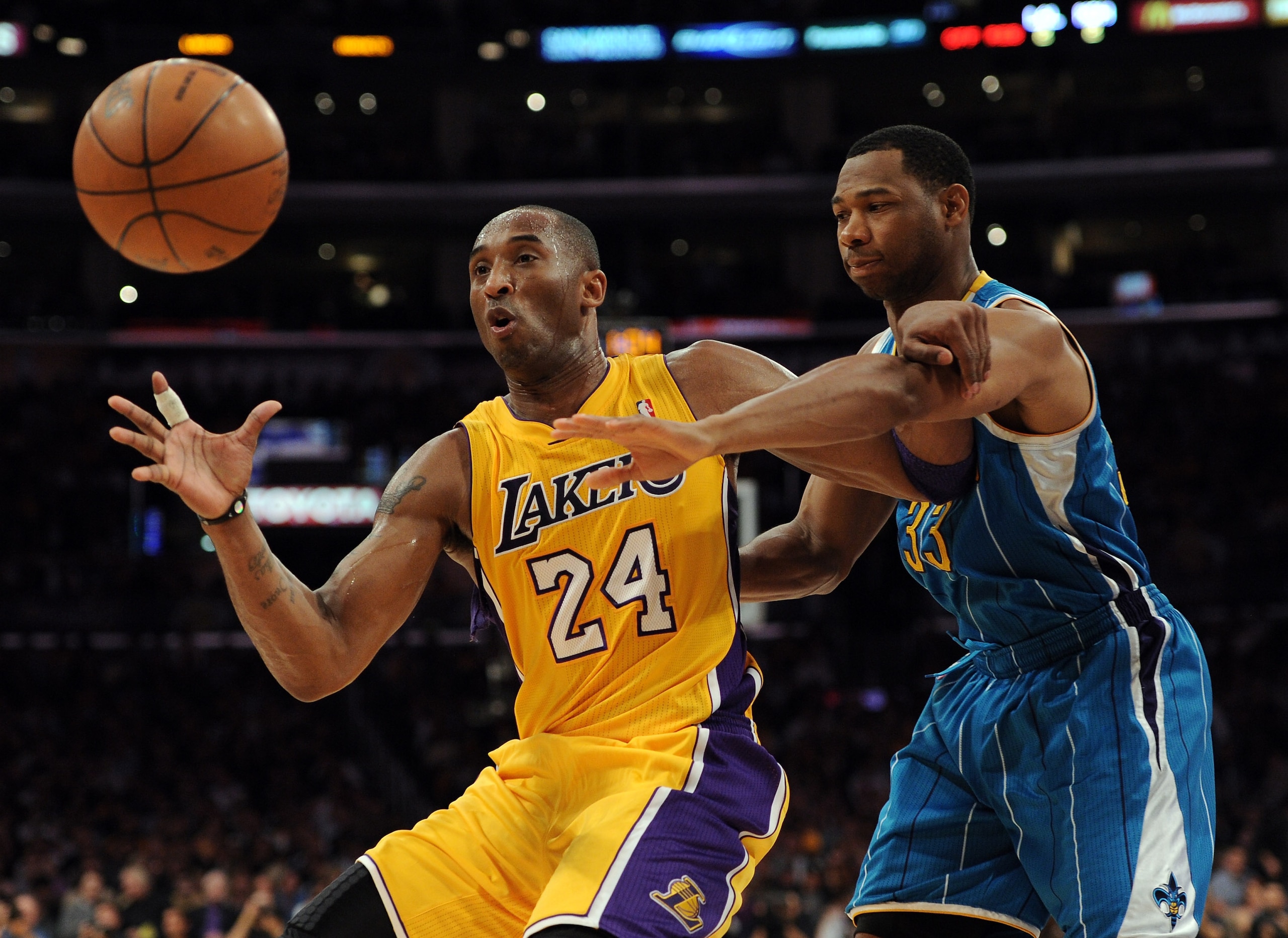 LOS ANGELES, CA - APRIL 20:  Kobe Bryant #24 of the Los Angeles Lakers catches the ball as he is guarded by Willie Green #33 of the New Orleans Hornets in Game Two of the Western Conference Quarterfinals in the 2011 NBA Playoffs on April 20, 2011 at Stapl