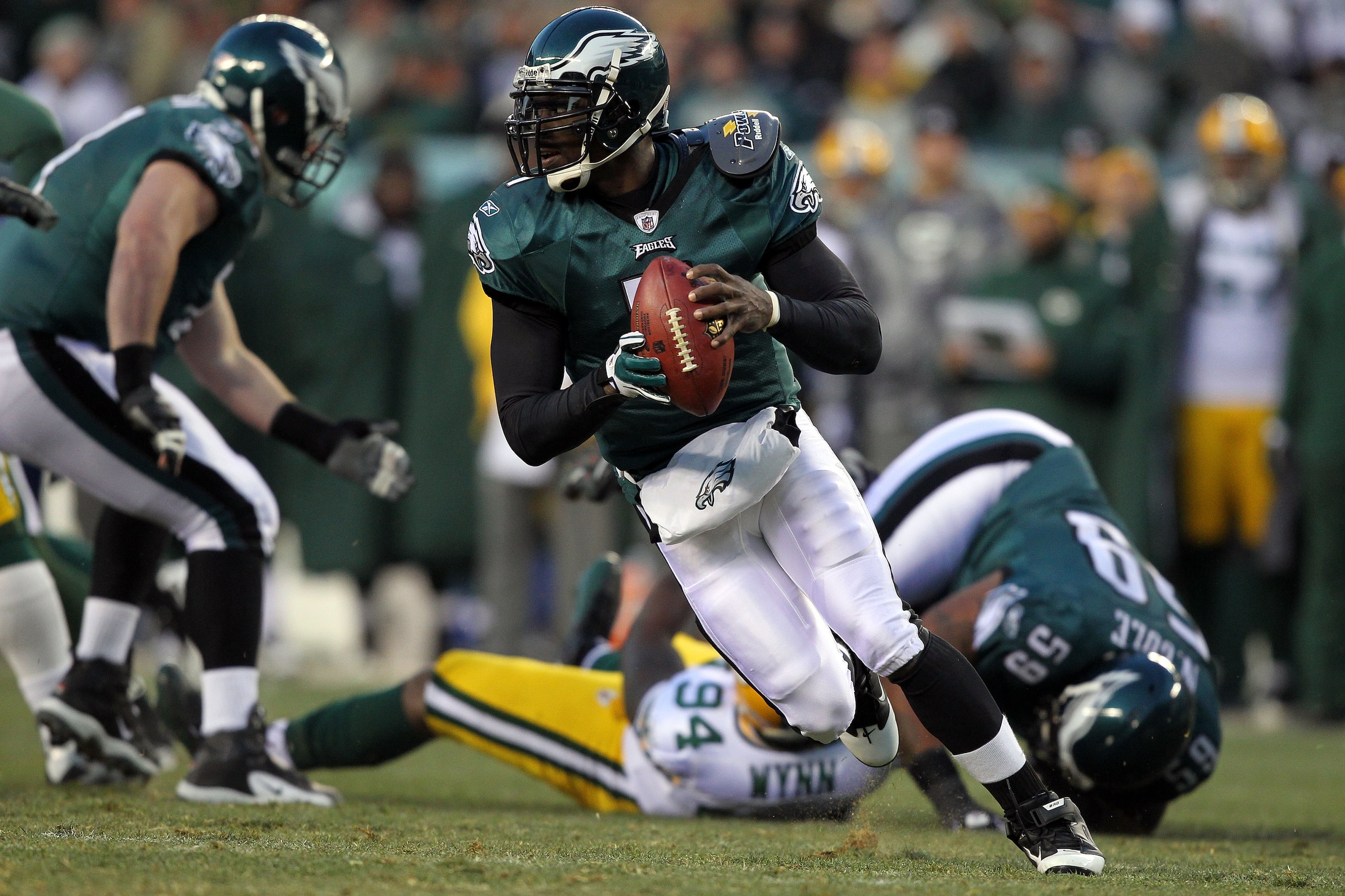 PHILADELPHIA, PA - JANUARY 09:  Michael Vick #7 of the Philadelphia Eagles scrambles with the ball against the Green Bay Packers in the 2011 NFC wild card playoff game at Lincoln Financial Field on January 9, 2011 in Philadelphia, Pennsylvania.  (Photo by
