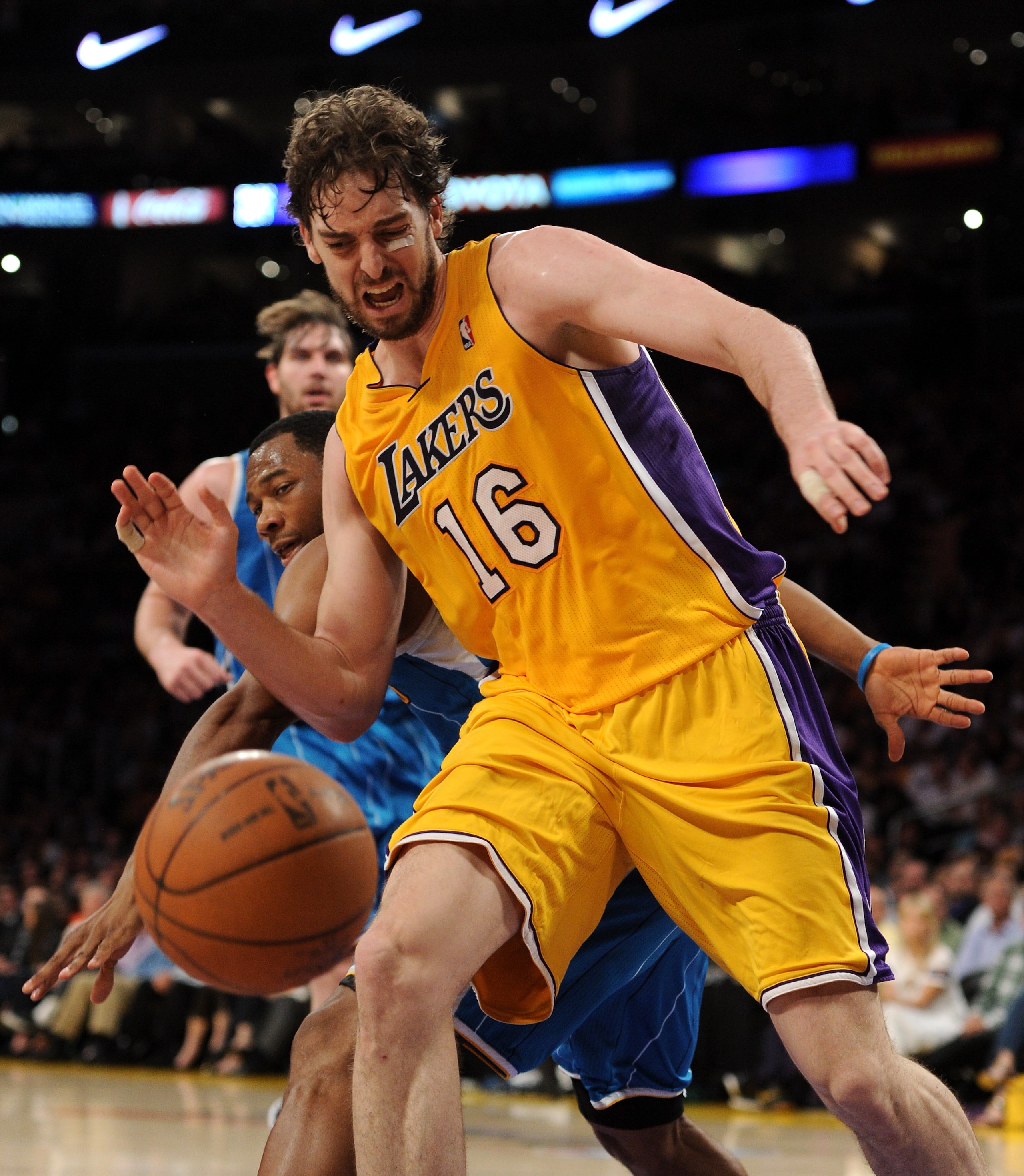 LOS ANGELES, CA - APRIL 20:  Pau Gasol #16 of the Los Angeles Lakers goes after a loose ball in front of Willie Green #33 of the New Orleans Hornets in Game Two of the Western Conference Quarterfinals in the 2011 NBA Playoffs on April 20, 2011 at Staples