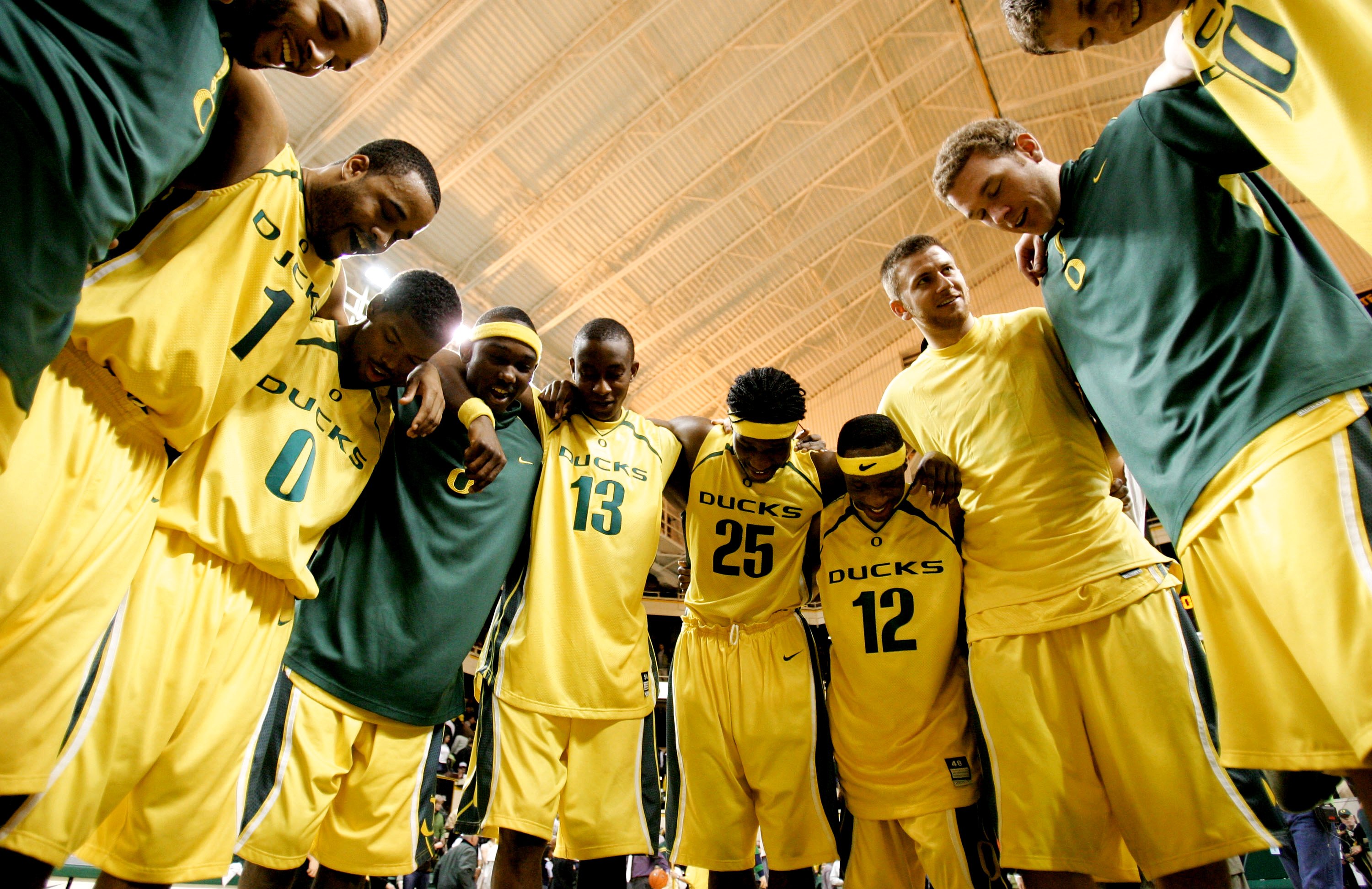 EUGENE, OR - JANUARY 20: The Oregon Ducks players huddle at the end of their 92-84 victory over the California Golden Bears on January 20, 2007 at McArthur Court in Eugene, Oregon. (Photo by Jonathan Ferrey/Getty Images)