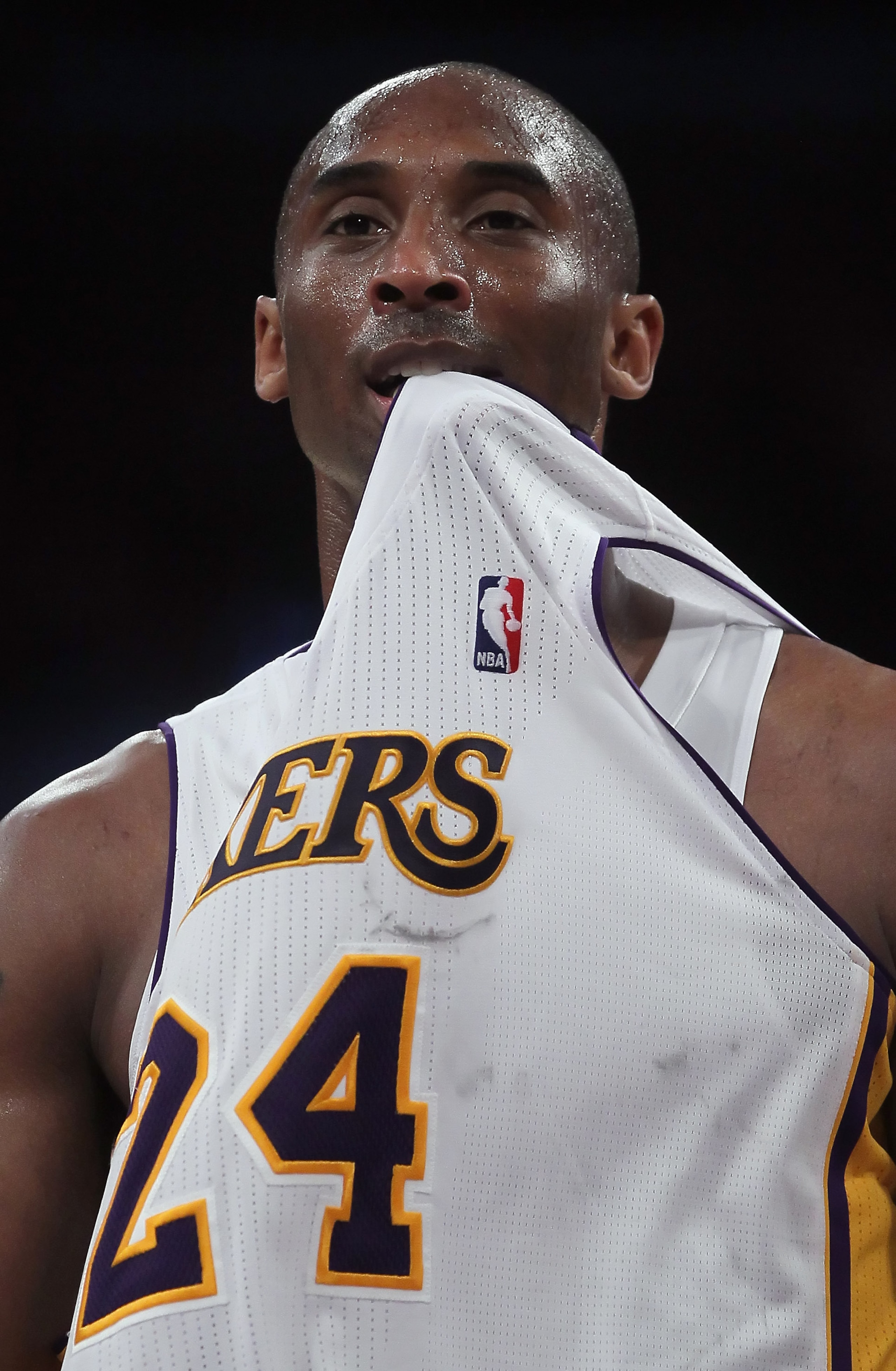 LOS ANGELES, CA - APRIL 10: Kobe Bryant #24 of the Los Angeles Lakers puts his jersey in his mouth after committing a foul in the second half against the Oklahoma City Thunder at Staples Center on April 10, 2011 in Los Angeles, California. The Thunder de LOS ANGELES, CA - APRIL 10: Kobe Bryant #24 of the Los Angeles Lakers puts his jersey in his mouth after committing a foul in the second half against the Oklahoma City Thunder at Staples Center on April 10, 2011 in Los Angeles, California. The Thunder de