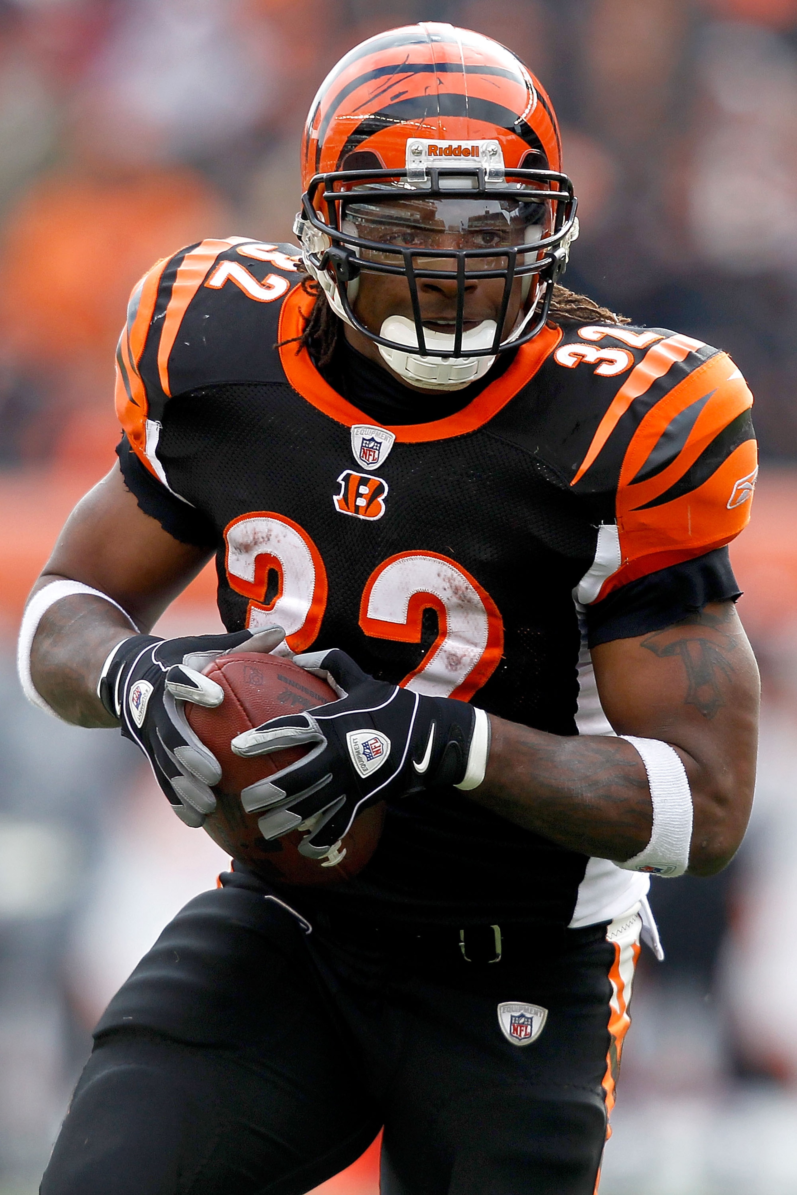 CINCINNATI, OH - DECEMBER 19:  Cedric Benson #32 of the Cincinnati Bengals carries the ball against the Cleveland Browns at Paul Brown Stadium on December 19, 2010 in Cincinnati, Ohio.  (Photo by Matthew Stockman/Getty Images)
