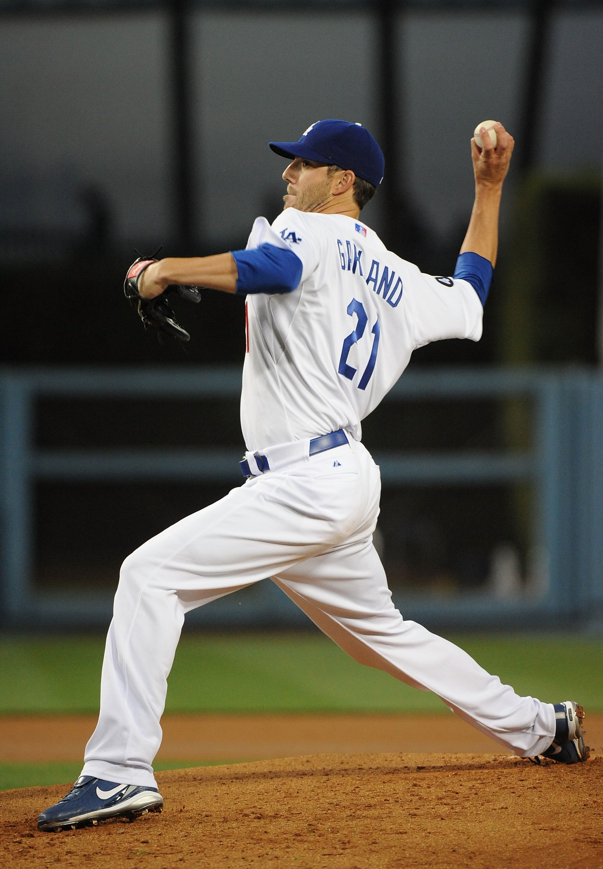 LOS ANGELES, CA - APRIL 20:  Jon Garland #21 of the Los Angeles Dodgers pitches against the Atlanta Braves at Dodger Stadium on April 20, 2011 in Los Angeles, California.  (Photo by Lisa Blumenfeld/Getty Images)