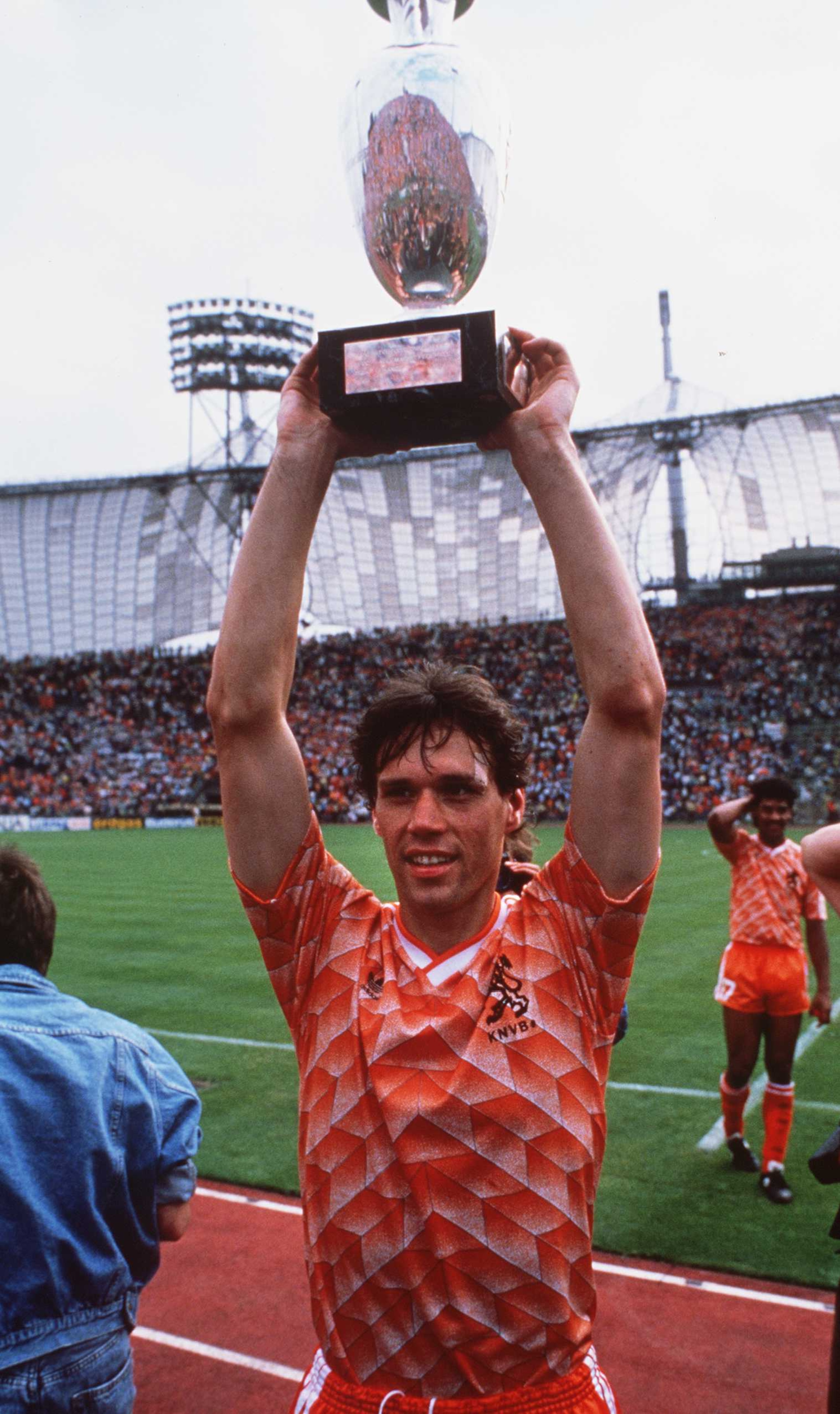 25th June 1988: MARCO VAN BASTEN OF HOLLAND. Mandatory Credit: David Cannon/ALLSPORT