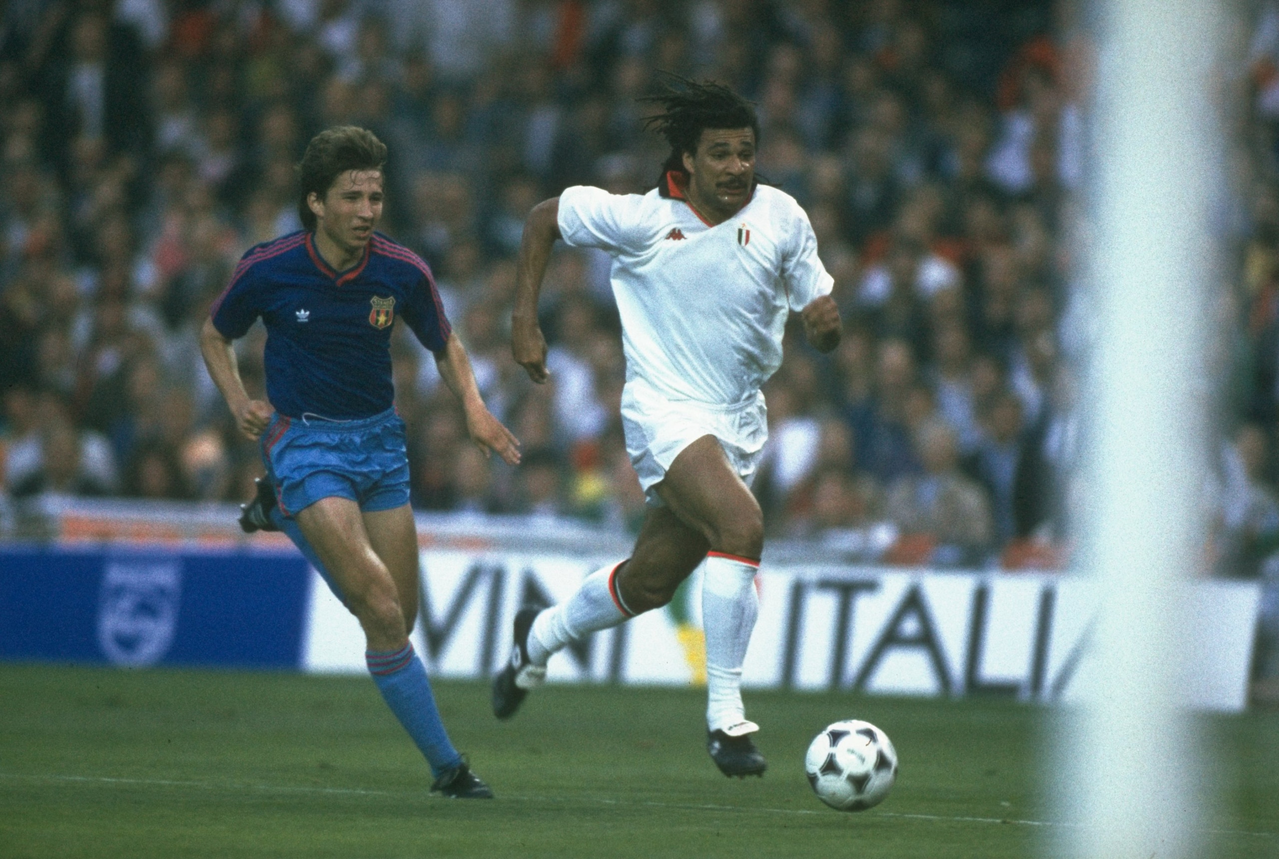 24 May 1989:  Ruud Gullit (right) of AC Milan gets away from Dan Petrescu of Steaua Bucherest during the European Cup final at the Nou Camp Stadium in Barcelona, Spain. AC Milan won the match 4-0. \ Mandatory Credit: Alllsport UK /Allsport