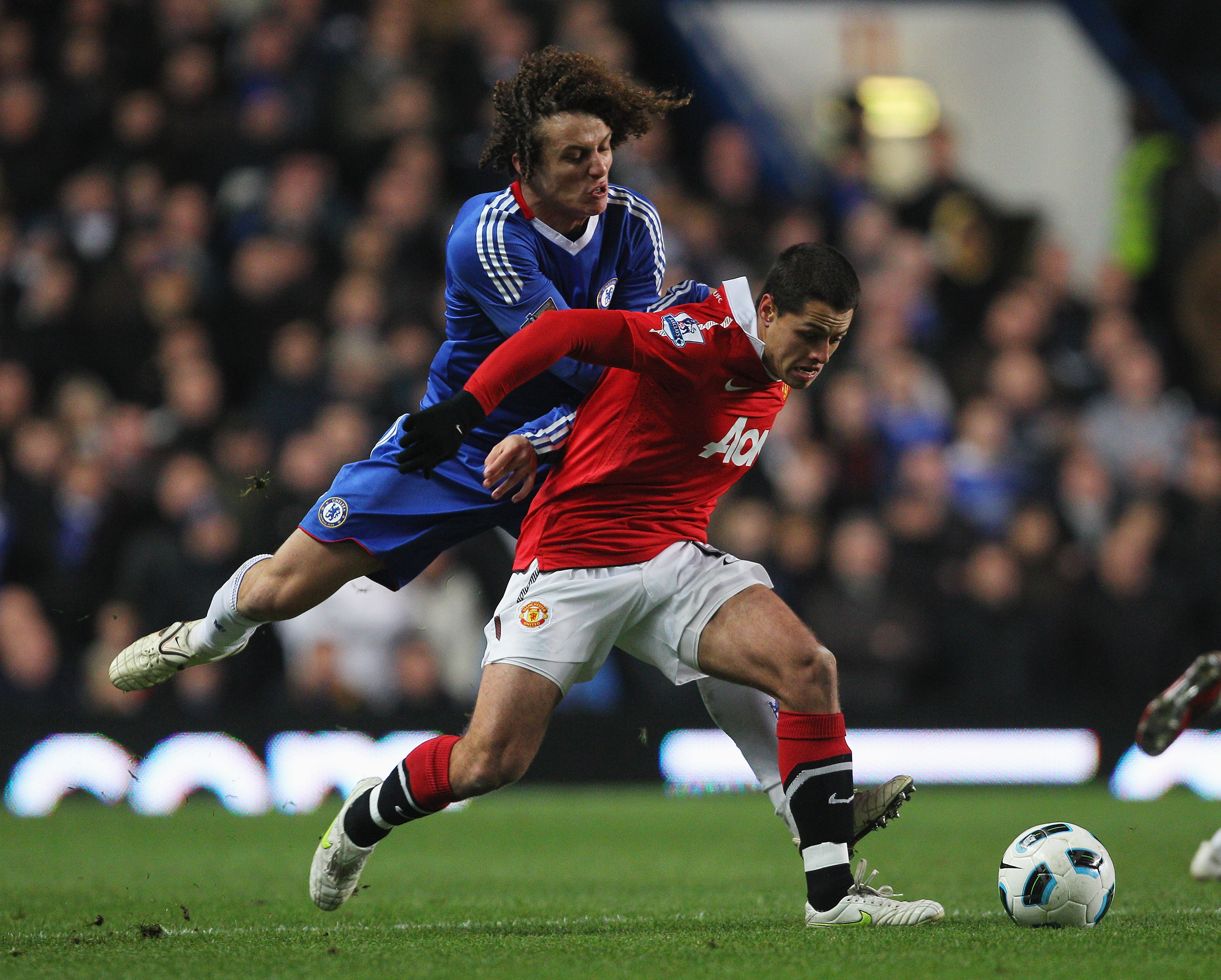 LONDON, ENGLAND - MARCH 01:  David Luiz of Chelsea challenges Javier Hernandez of Manchester United during the Barclays Premier League match between Chelsea and Manchester United at Stamford Bridge on March 1, 2011 in London, England.  (Photo by Clive Ros