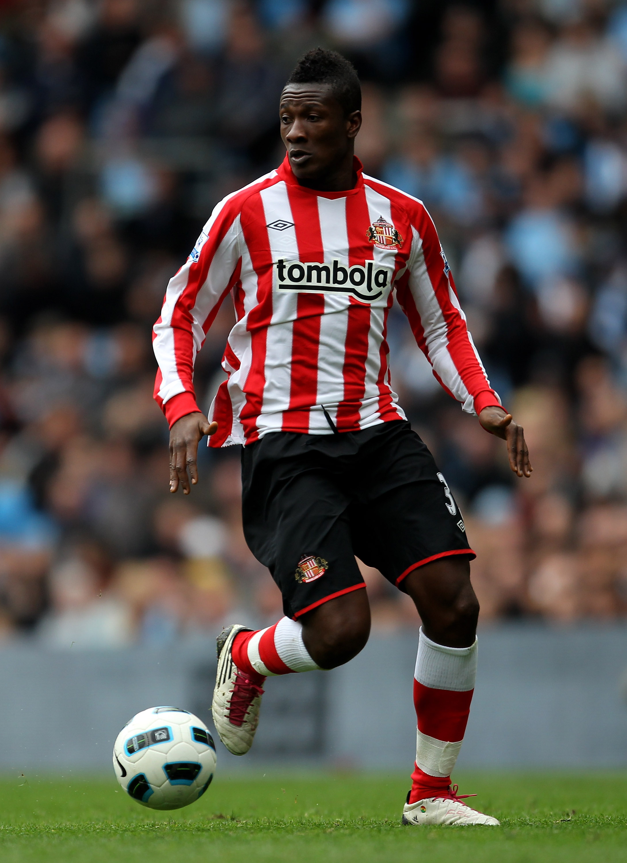 MANCHESTER, ENGLAND - APRIL 03:  Asamoah Gyan of Sunderland in action during the Barclays Premier League match between Manchester City and Sunderland at the City of Manchester Stadium on April 3, 2011 in Manchester, England.  (Photo by Alex Livesey/Getty
