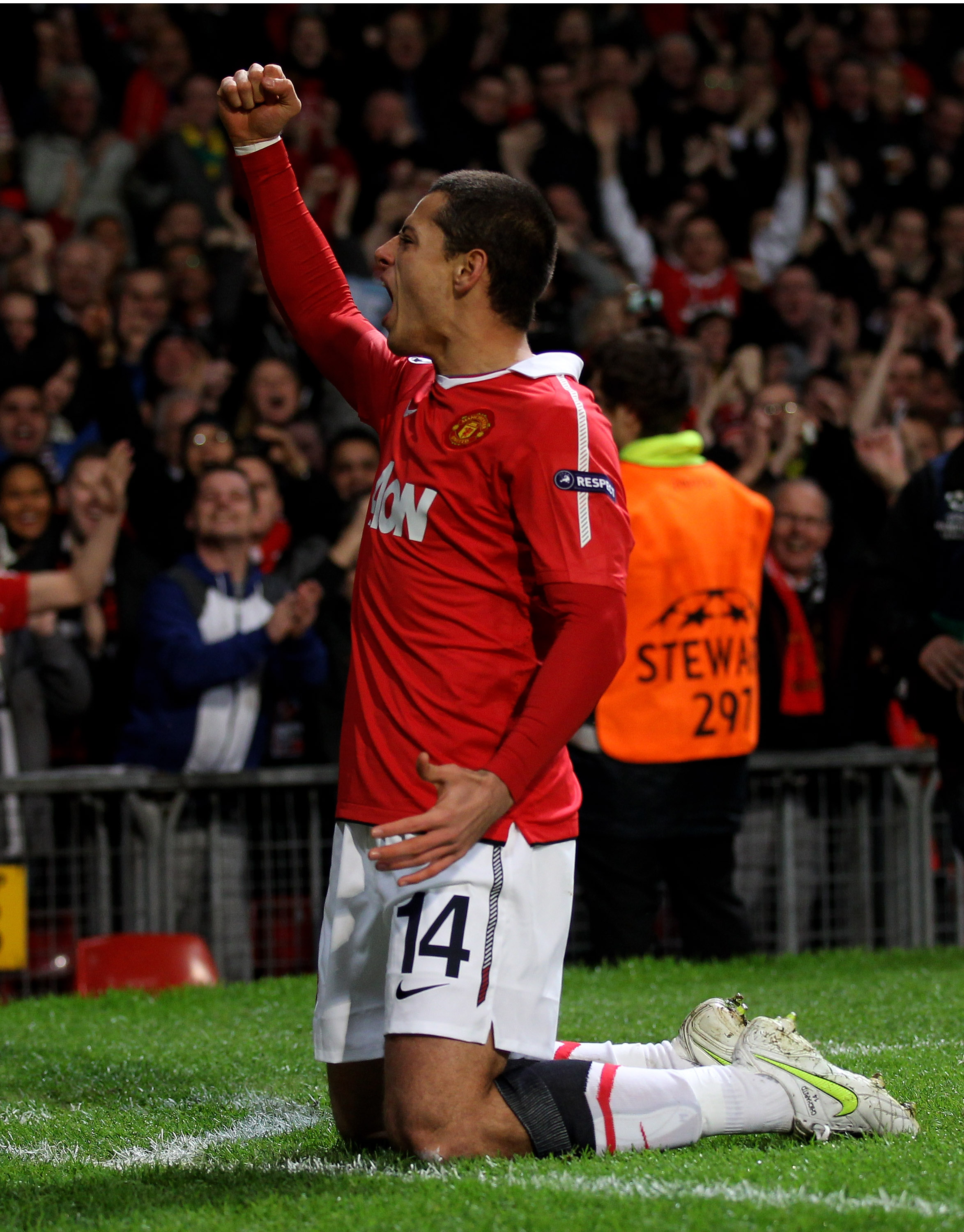 MANCHESTER, ENGLAND - MARCH 15:  Javier Hernandez of Manchester United celebrates scoring the opening goal during the UEFA Champions League round of 16 second leg match between Manchester United and Marseille at Old Trafford on March 15, 2011 in Mancheste