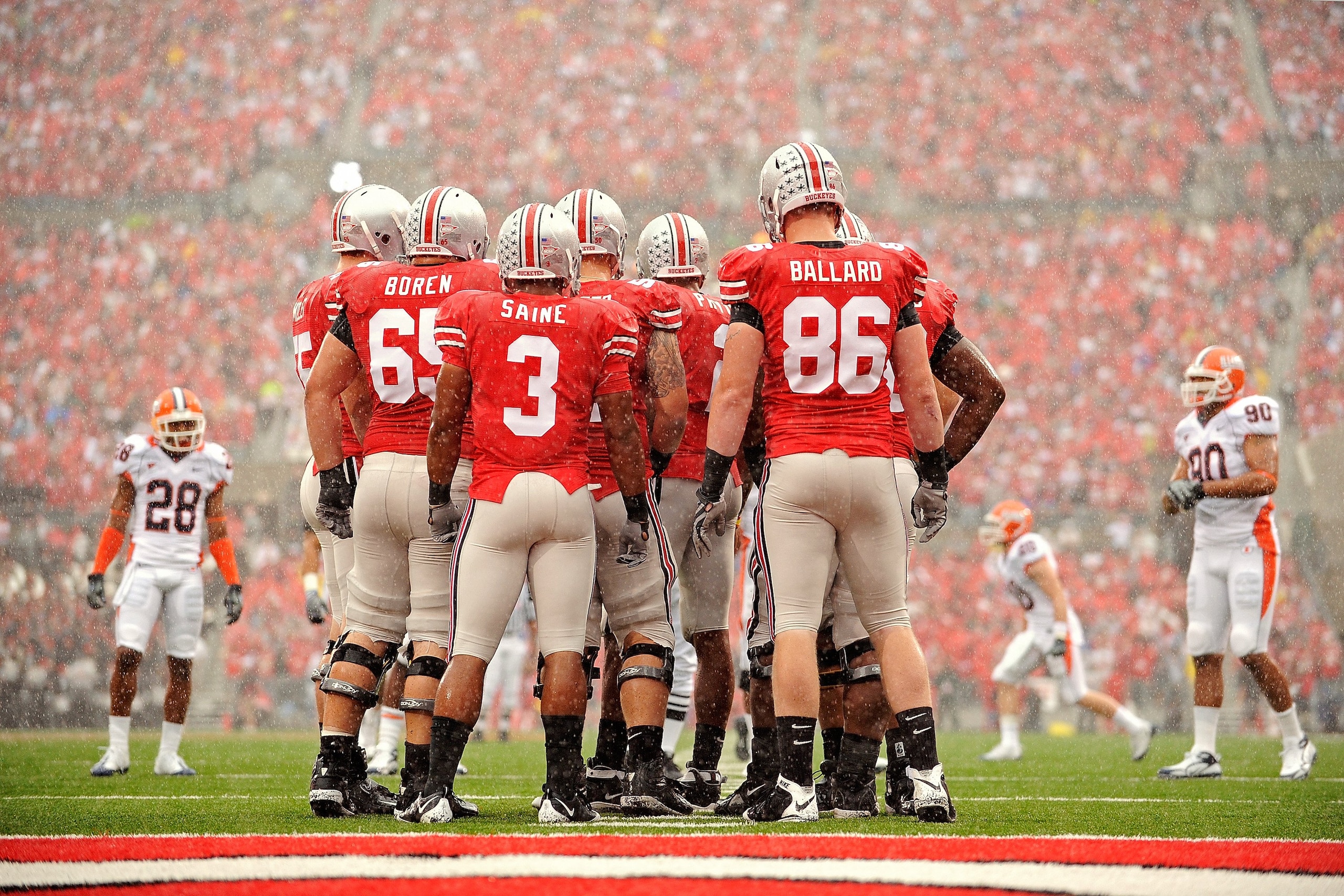COLUMBUS, OH - SEPTEMBER 26:  The Ohio State Buckeyes offense huddles up before a play against the Illinois Fighting Illini at Ohio Stadium on September 26, 2009 in Columbus, Ohio.  (Photo by Jamie Sabau/Getty Images)