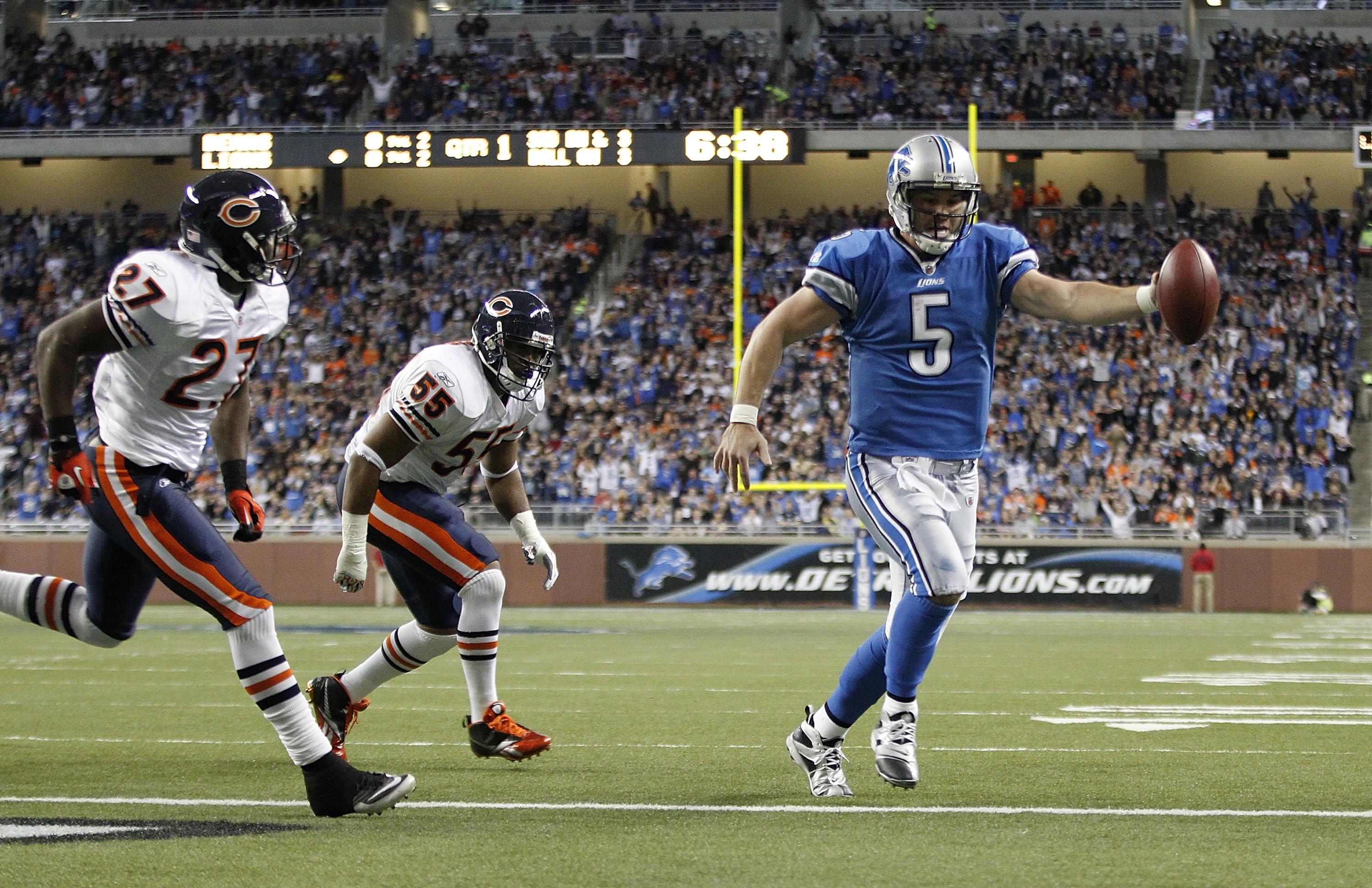 DETROIT - DECEMBER 05:  Drew Stanton #5 of the Detroit Lions runs three yards for a first quarter touchdown as Lance Briggs #55 and Major Wright #27 of the Chicago Bears give chase during the game at Ford Field on December 5, 2010 in Detroit, Michigan.  (