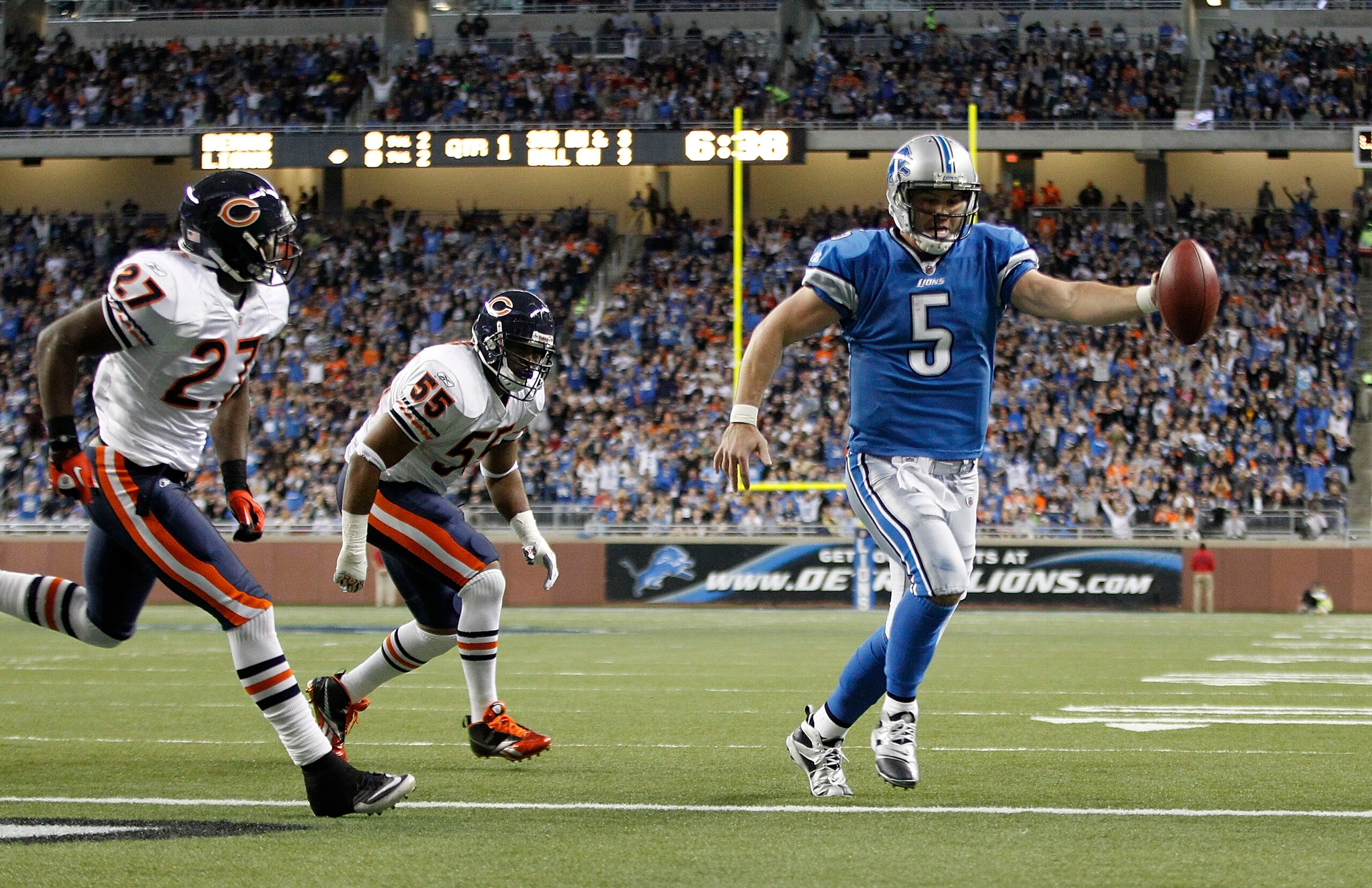 DETROIT - DECEMBER 05:  Drew Stanton #5 of the Detroit Lions runs three yards for a first quarter touchdown as Lance Briggs #55 and Major Wright #27 of the Chicago Bears give chase during the game at Ford Field on December 5, 2010 in Detroit, Michigan.  (