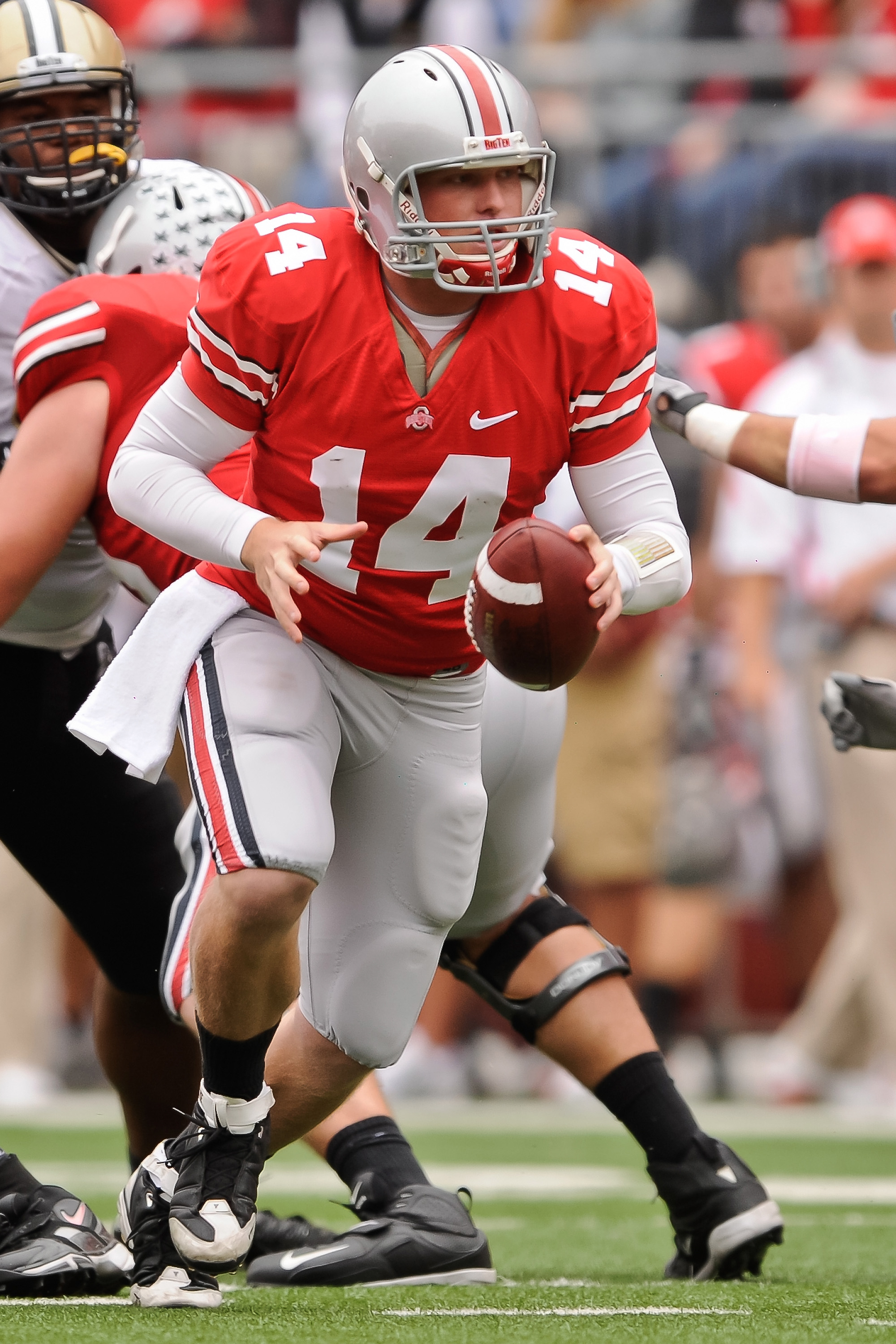 COLUMBUS, OH - OCTOBER 23:  Joe Bauserman #14 of the Ohio State Buckeyes hands off the ball against the Purdue Boilermakers at Ohio Stadium on October 23, 2010 in Columbus, Ohio.  (Photo by Jamie Sabau/Getty Images)