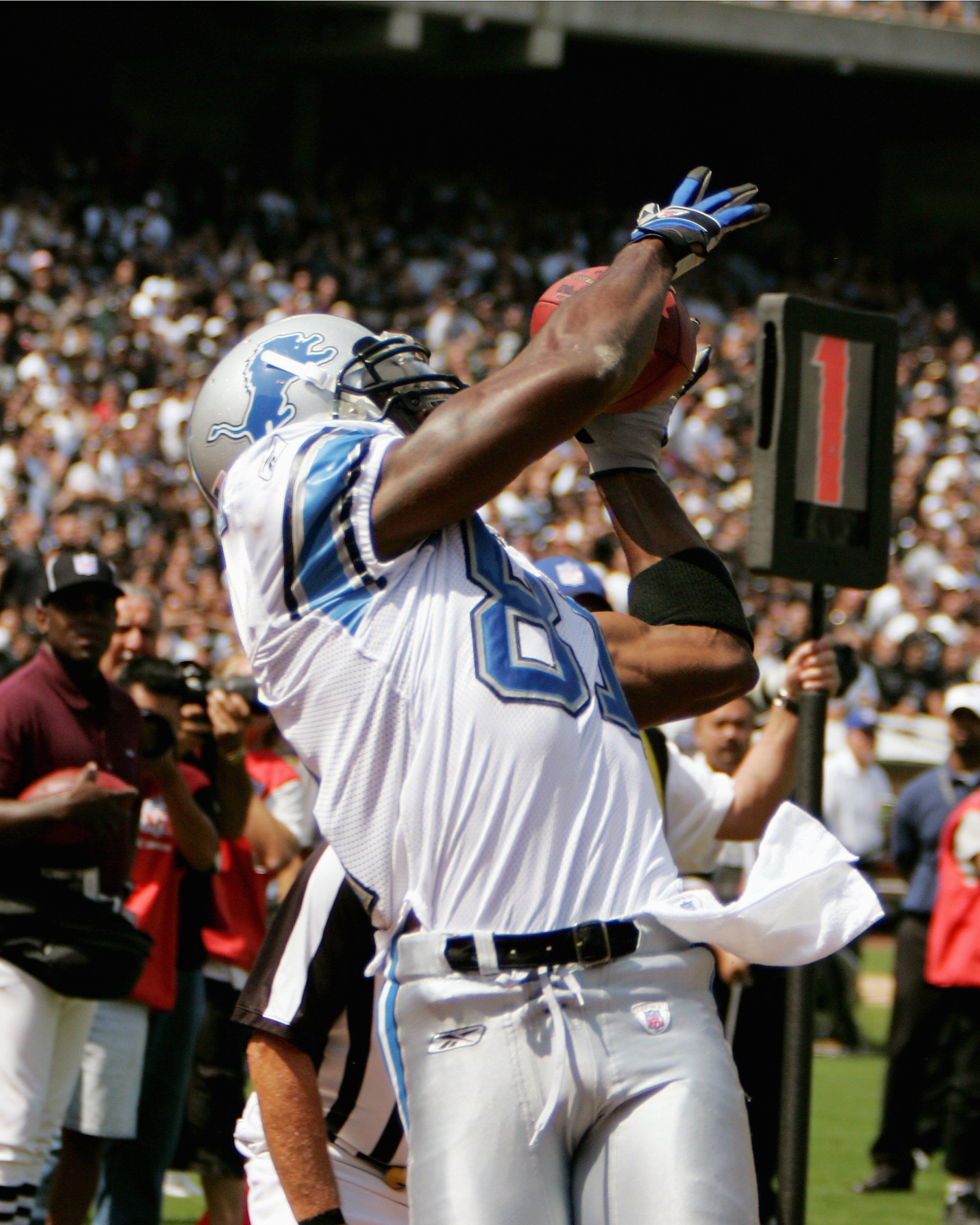 OAKLAND, CA - SEPTEMBER 9:  Wide receiver Calvin Johnson #81 of the Detroit Lions grabs a pass against the Oakland Raiders at the McAfee Coliseum on September 9, 2007 in Oakland, California.  The Lions defeated the Raiders 36-21 (Photo by Kevin Terrell/Ge