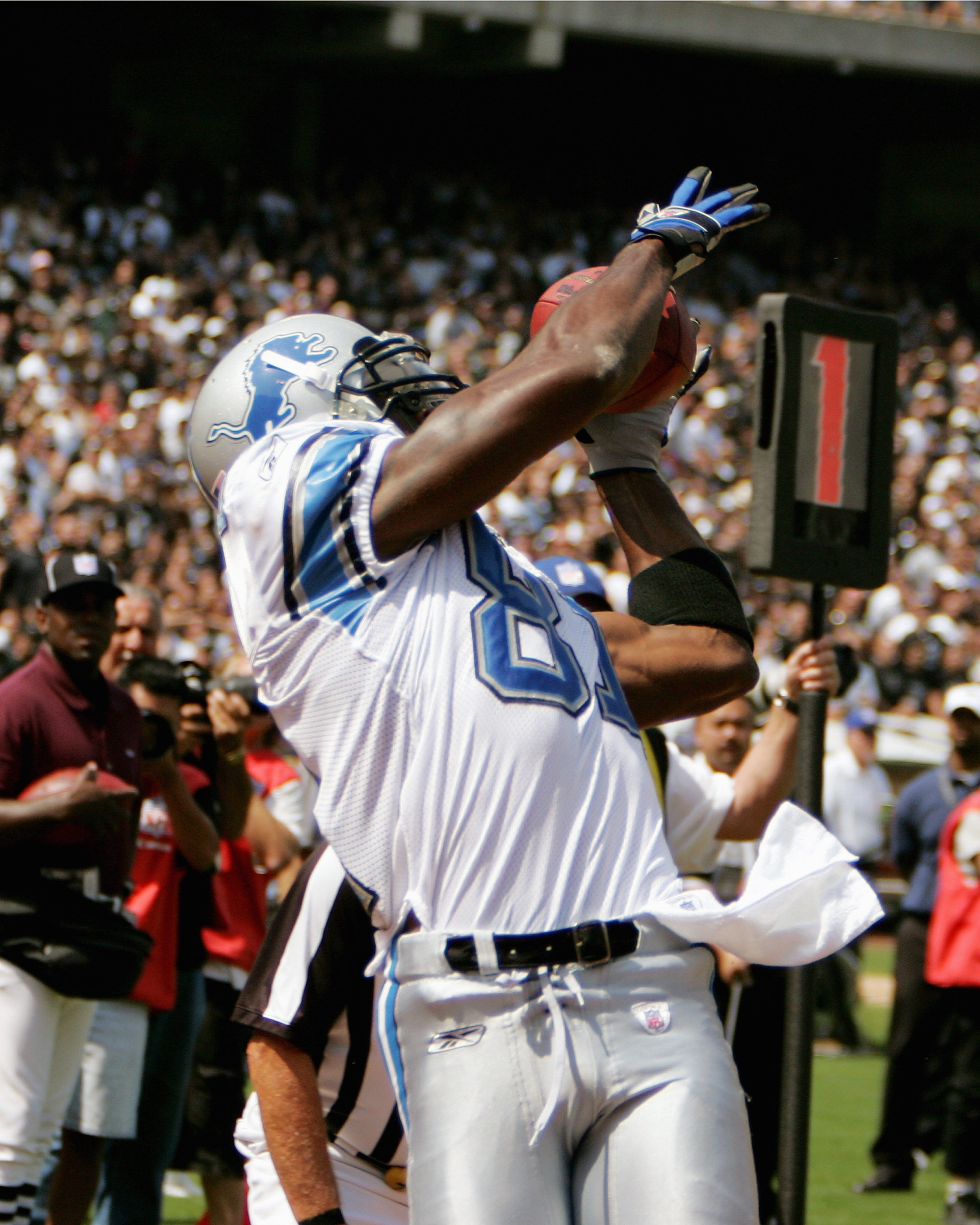 OAKLAND, CA - SEPTEMBER 9:  Wide receiver Calvin Johnson #81 of the Detroit Lions grabs a pass against the Oakland Raiders at the McAfee Coliseum on September 9, 2007 in Oakland, California.  The Lions defeated the Raiders 36-21 (Photo by Kevin Terrell/Ge