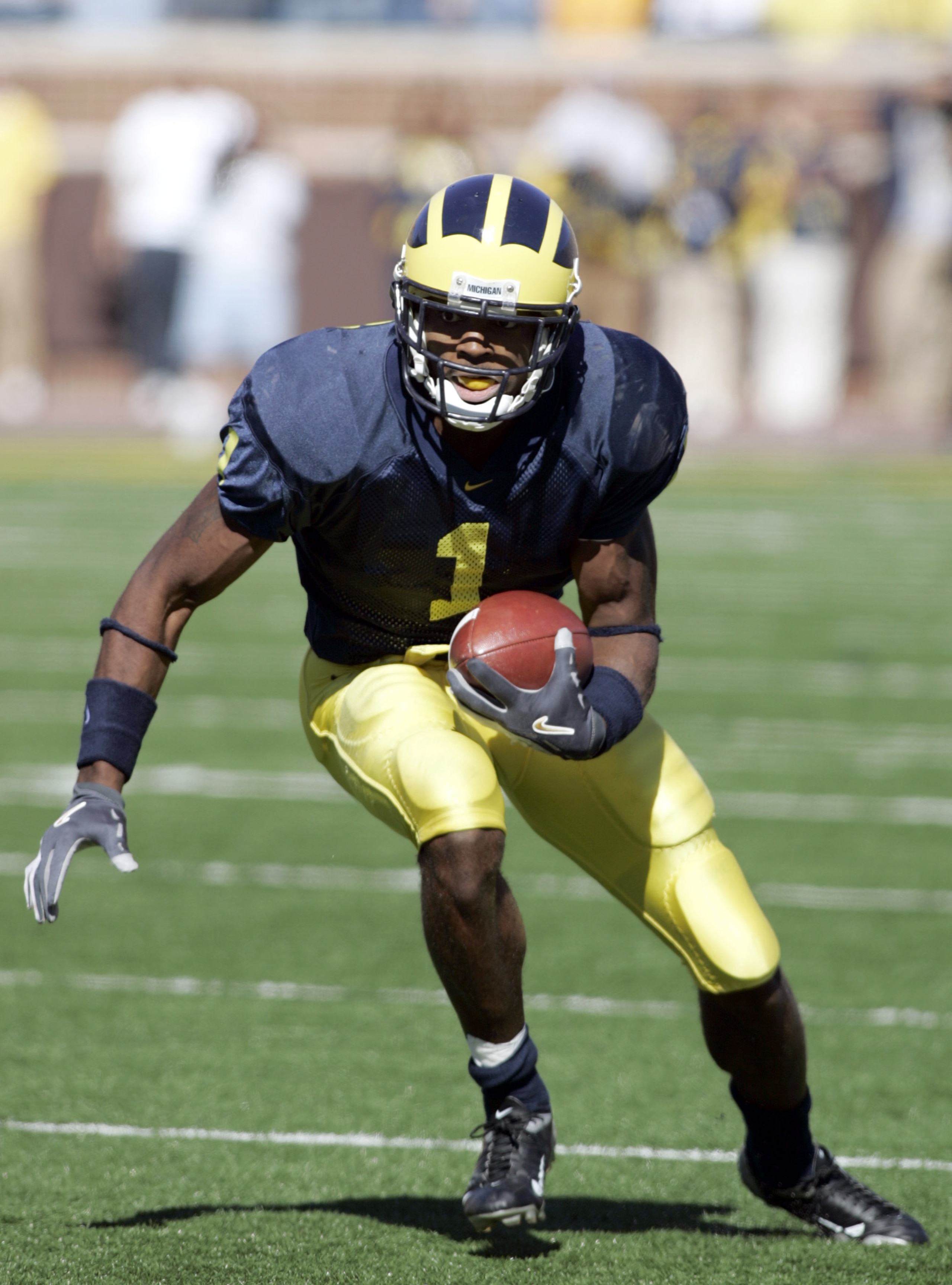 ANN ARBOR - OCTOBER 9:  Wide receiver Braylon Edwards #1 of the Michigan Wolverines runs with the football in the 1st quarter against the Minnesota Golden Gophers in Ann Arbor, Michigan on October 9, 2004.(Photo by Scott Boehm/Getty Images)