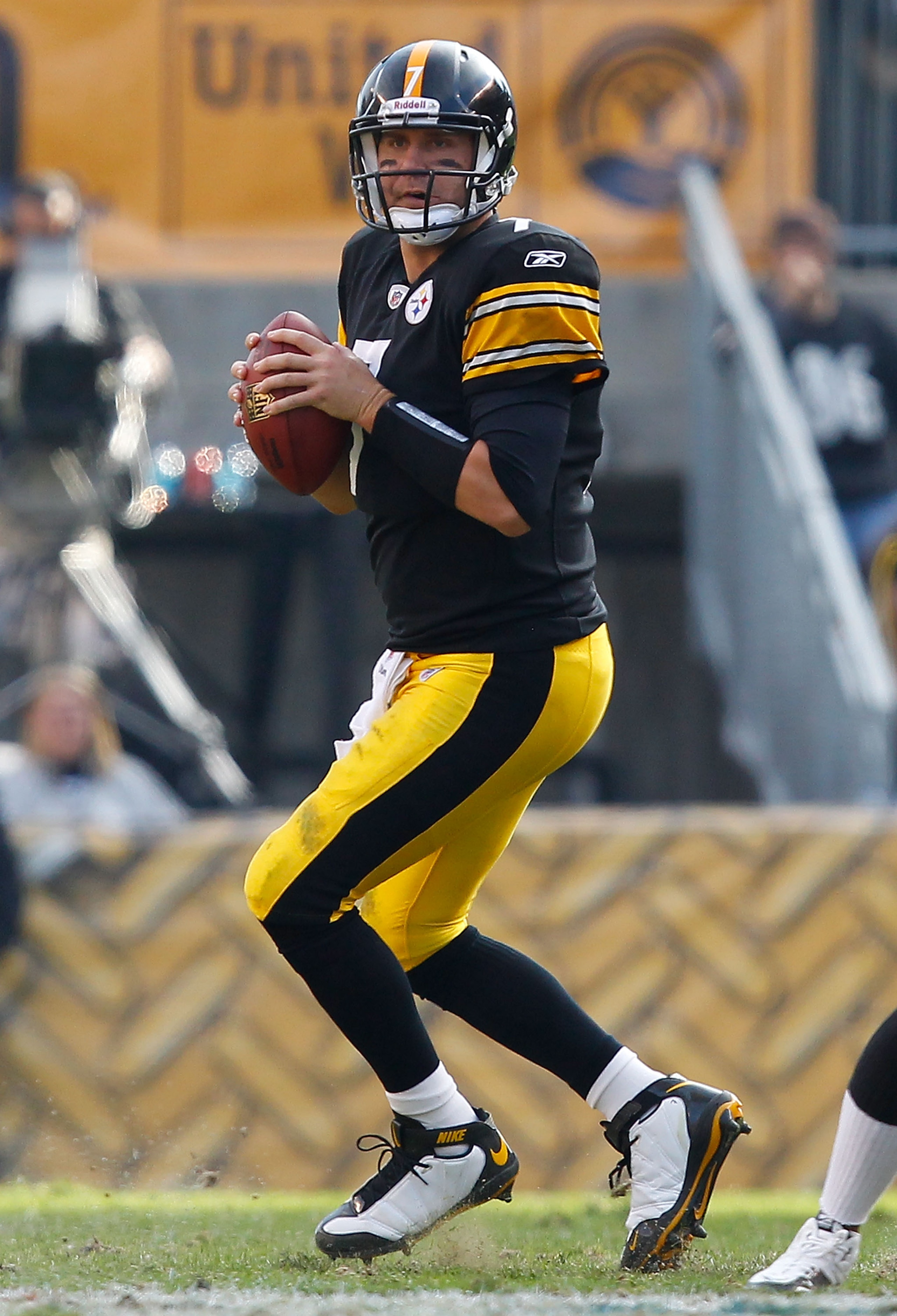 PITTSBURGH, PA - NOVEMBER 21:  Ben Roethlisberger #7 of the Pittsburgh Steelers drops back to pass against the Oakland Raiders during the game on November 21, 2010 at Heinz Field in Pittsburgh, Pennsylvania.  (Photo by Jared Wickerham/Getty Images)