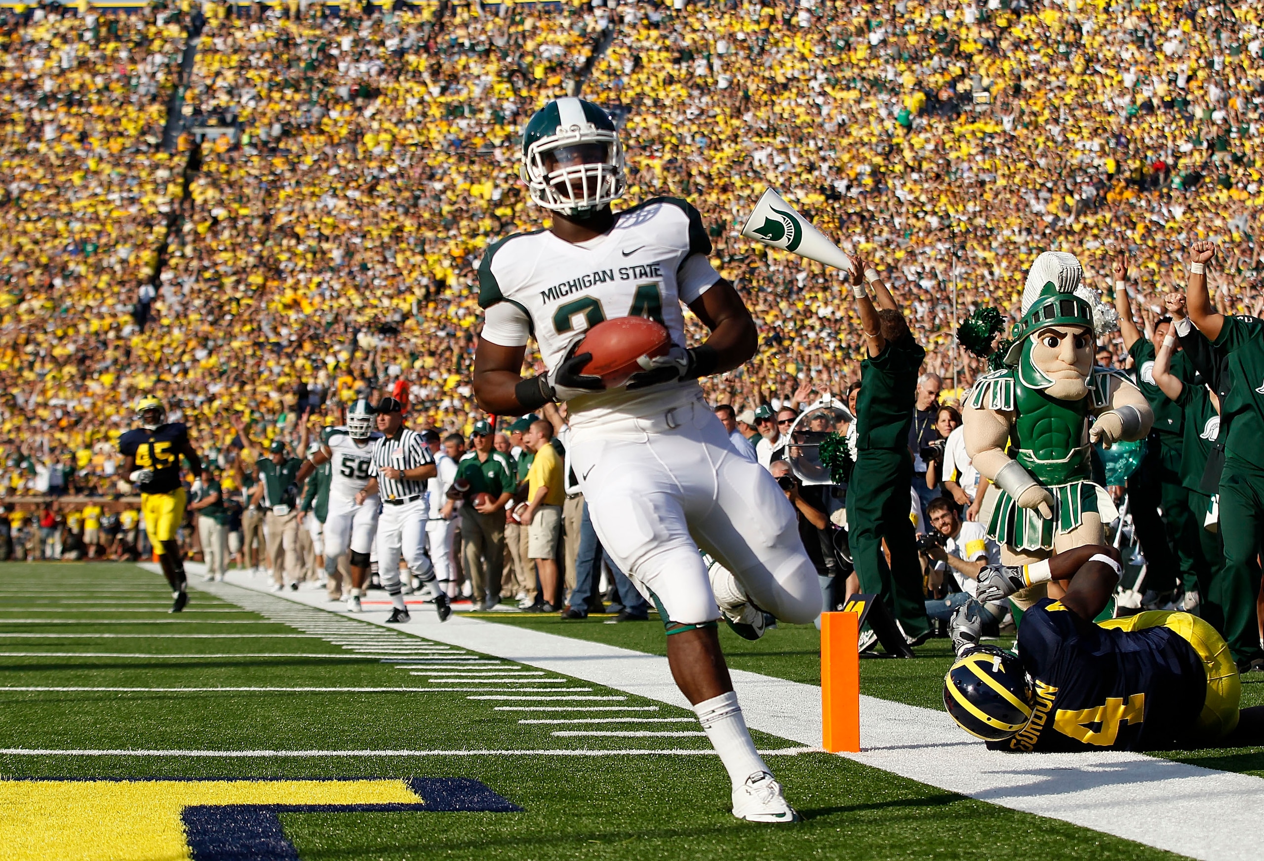 ANN ARBOR, MI - OCTOBER 09: Le'Veon Bell #24 of the Michigan State Spartans scores on a 41 yard touchdown in the second quarter during the game aginst the Michigan Wolverines during the game on October 9, 2010 at Michigan Stadium in Ann Arbor, Michigan. (