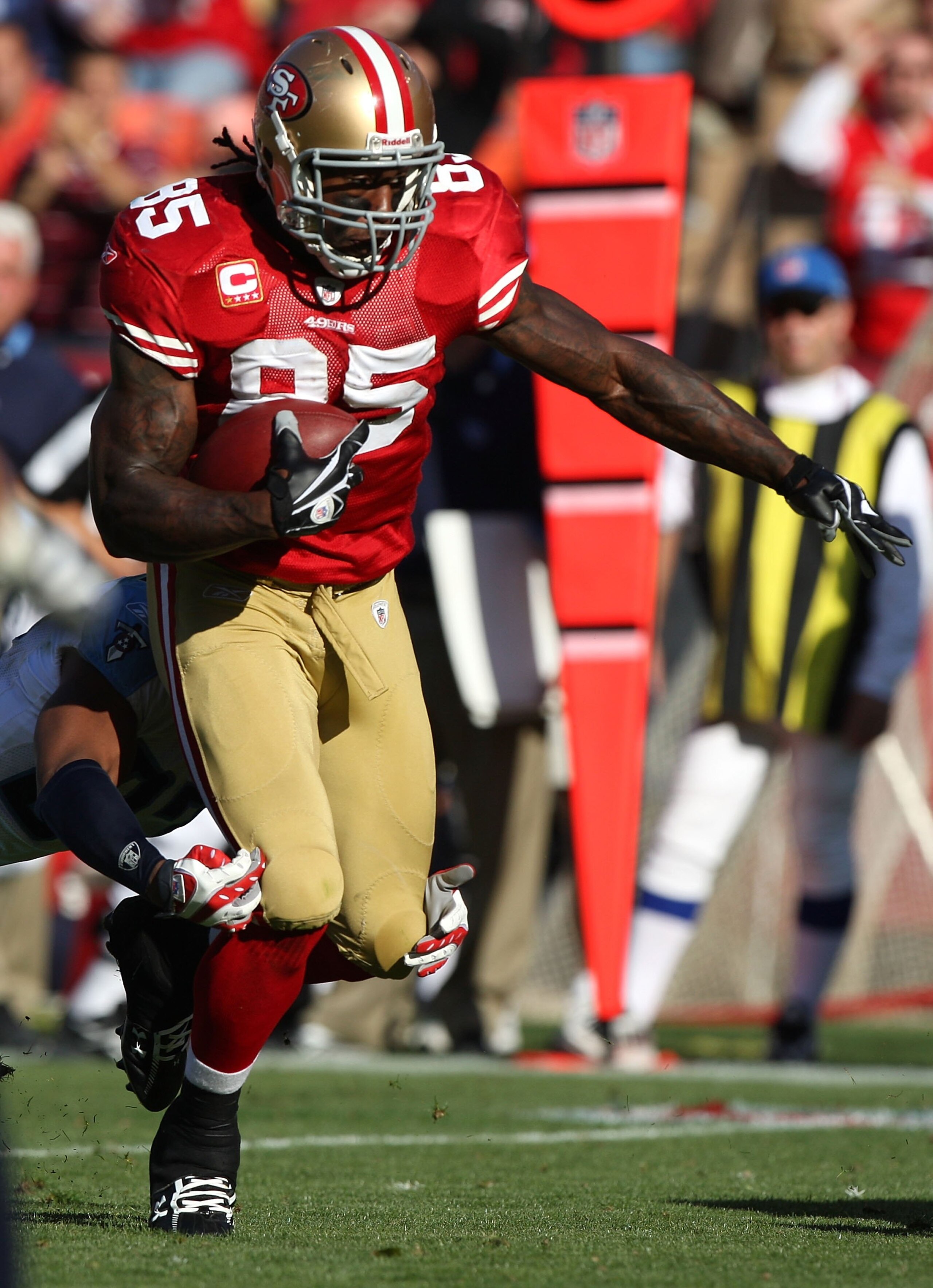 SAN FRANCISCO - NOVEMBER 08:  Vernon Davis #85 of the San Francisco 49ers in action against the Tennessee Titans during an NFL game on November 8, 2009 at Candlestick Park in San Francisco, California.  (Photo by Jed Jacobsohn/Getty Images)
