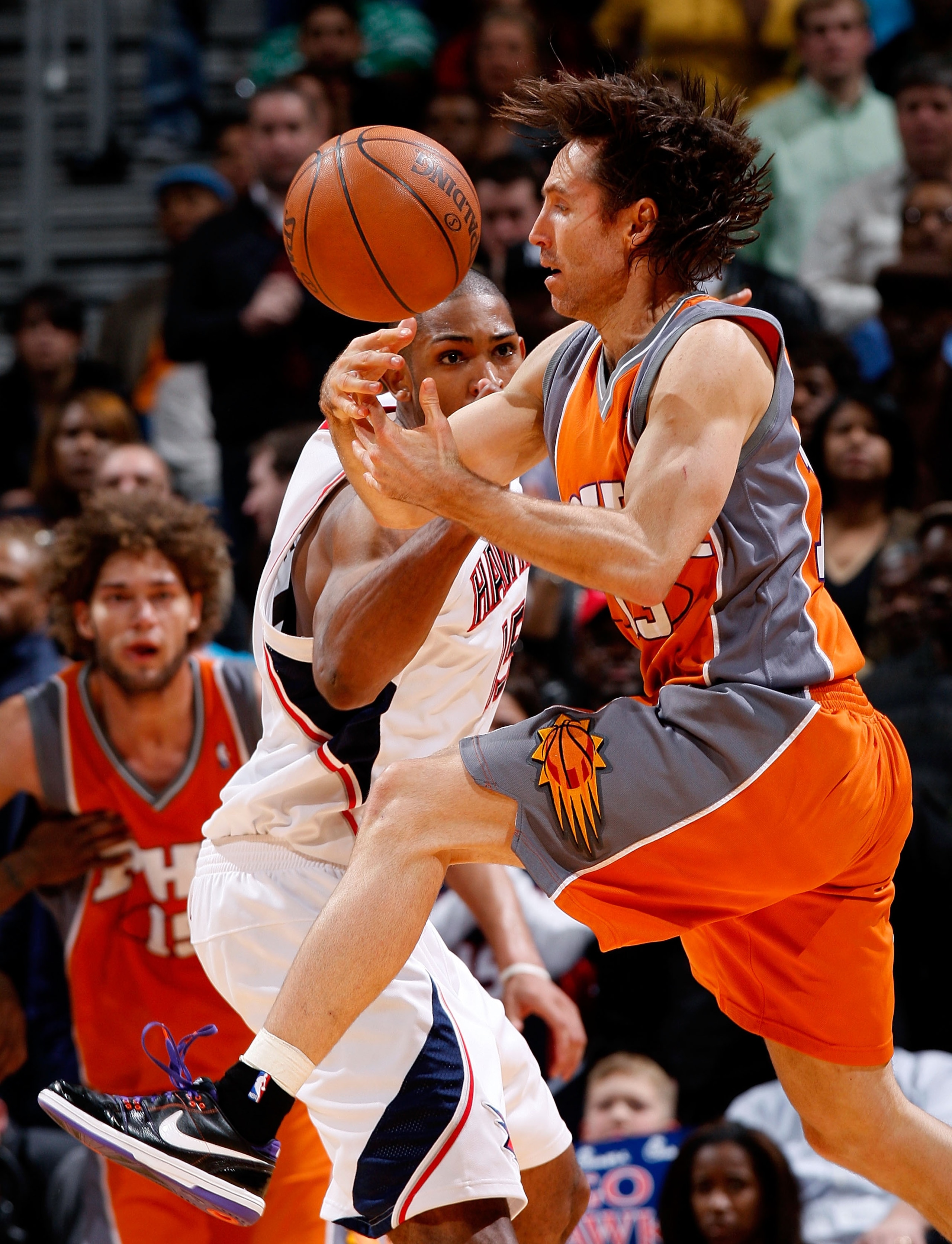ATLANTA - JANUARY 15:  Al Horford #15 of the Atlanta Hawks strips the ball from Steve Nash #13 of the Phoenix Suns at Philips Arena on January 15, 2010 in Atlanta, Georgia.  NOTE TO USER: User expressly acknowledges and agrees that, by downloading and/or