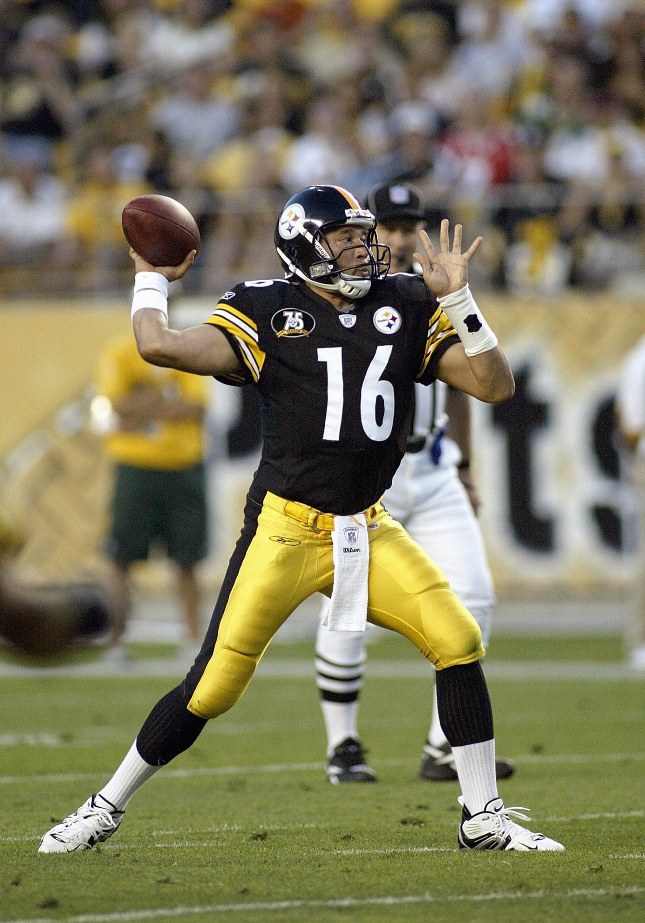 PITTSBURGH - AUGUST 11:  Quarterback Charlie Batch #16 of the Pittsburgh Steelers passes the ball during the game against the Green Bay Packers on August 11, 2007 at Heinz Field in Pittsburgh, Pennsylvania.  (Photo by Rick Stewart/Getty Images)