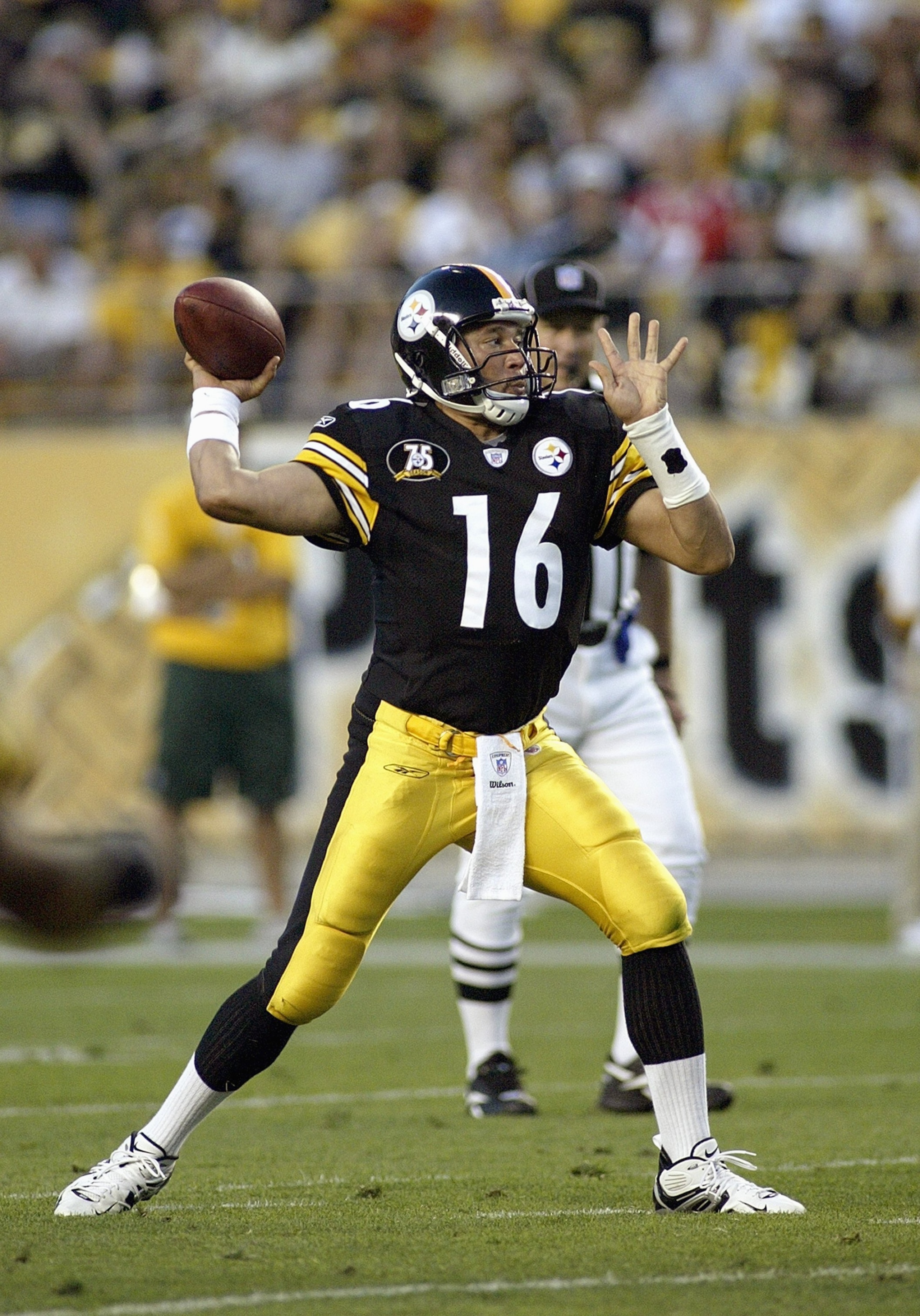 PITTSBURGH - AUGUST 11:  Quarterback Charlie Batch #16 of the Pittsburgh Steelers passes the ball during the game against the Green Bay Packers on August 11, 2007 at Heinz Field in Pittsburgh, Pennsylvania.  (Photo by Rick Stewart/Getty Images)