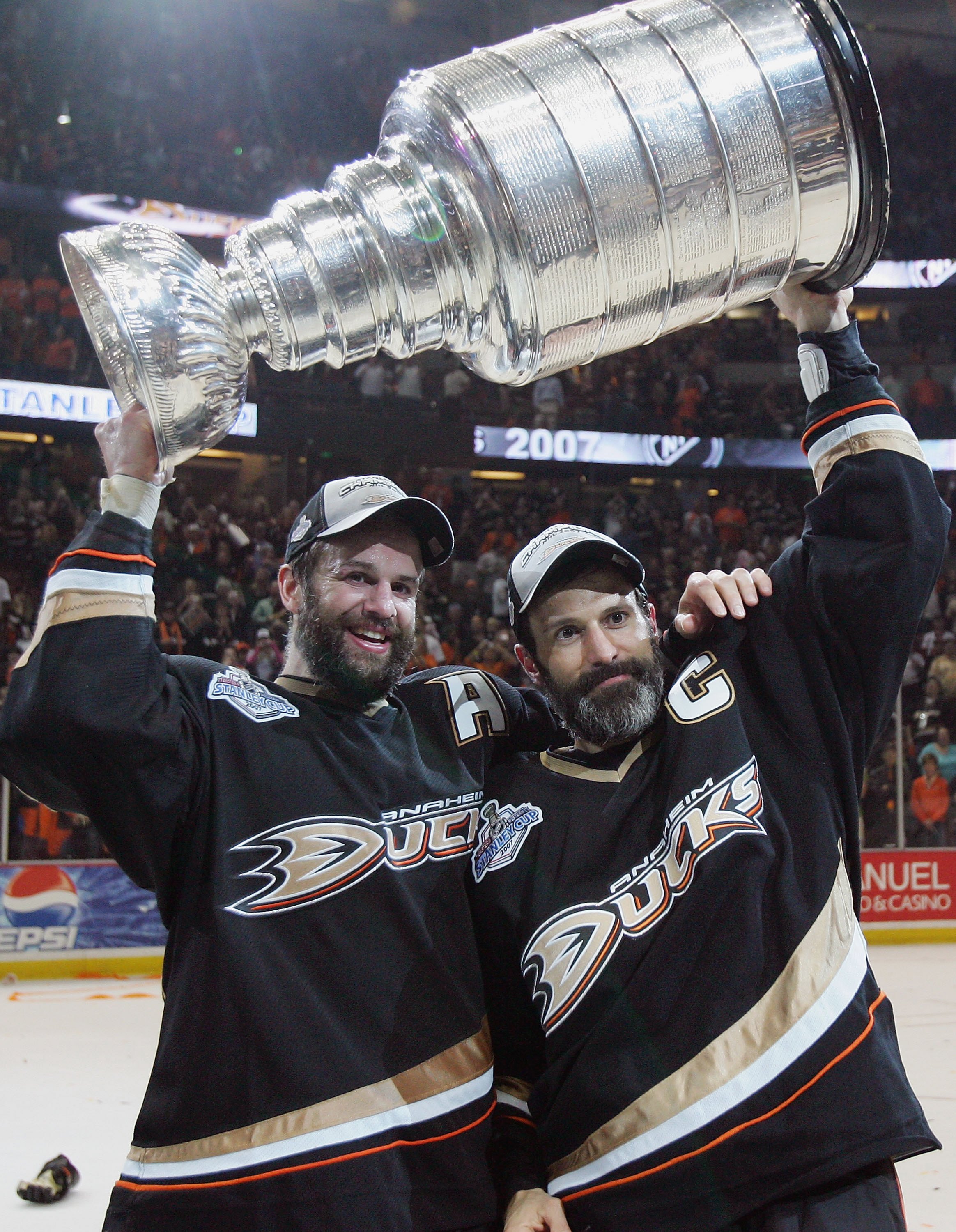 Anaheim Ducks retire Stanley Cup hero Scott Niedermayer's No. 27