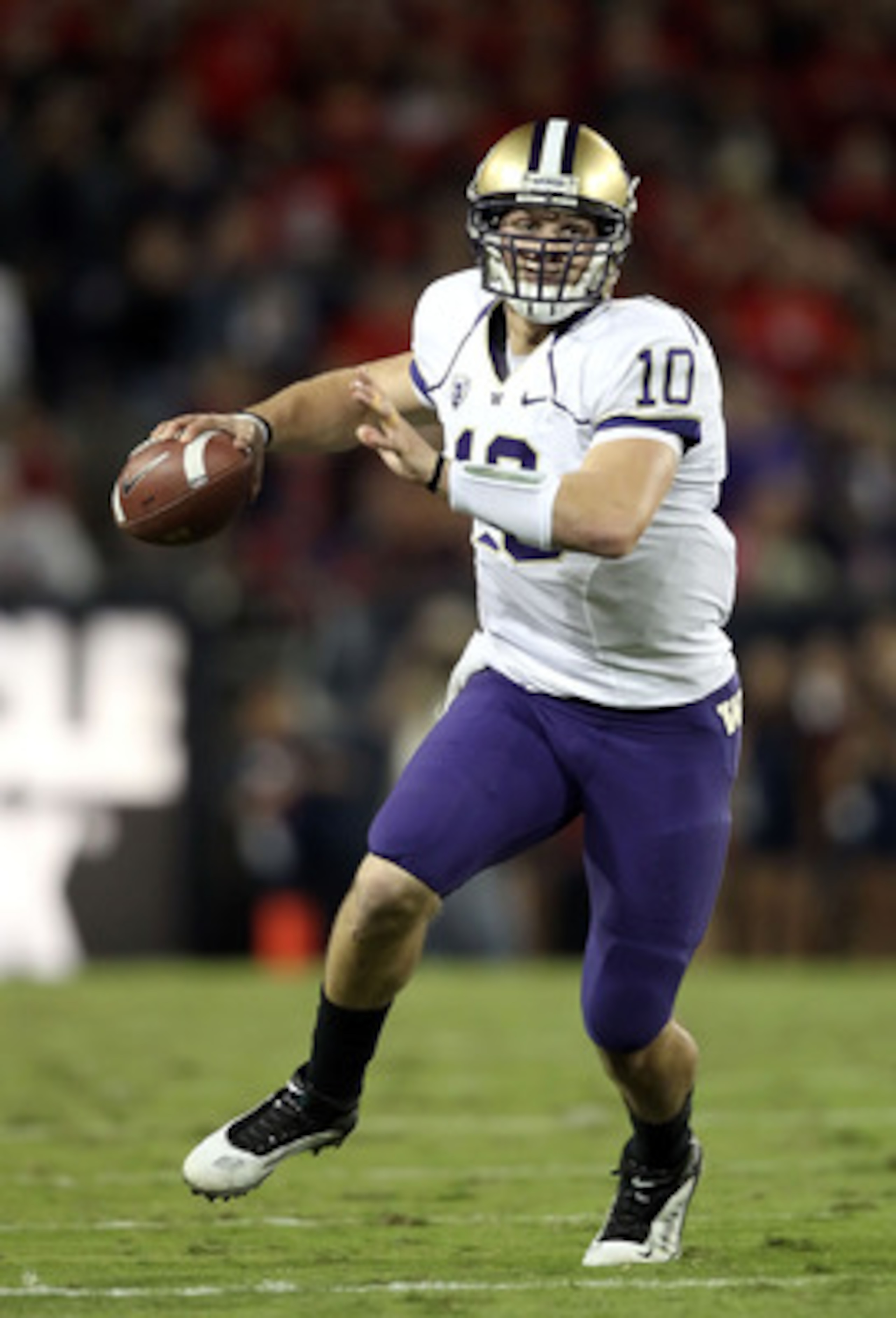 TUCSON, AZ - OCTOBER 23: Quarterback Jake Locker #10 of the Washington Huskies drops back to pass during the college football game against the Arizona Wildcats at Arizona Stadium on October 23, 2010 in Tucson, Arizona. The Wildcats defeated the Huskies 4 TUCSON, AZ - OCTOBER 23: Quarterback Jake Locker #10 of the Washington Huskies drops back to pass during the college football game against the Arizona Wildcats at Arizona Stadium on October 23, 2010 in Tucson, Arizona. The Wildcats defeated the Huskies 4