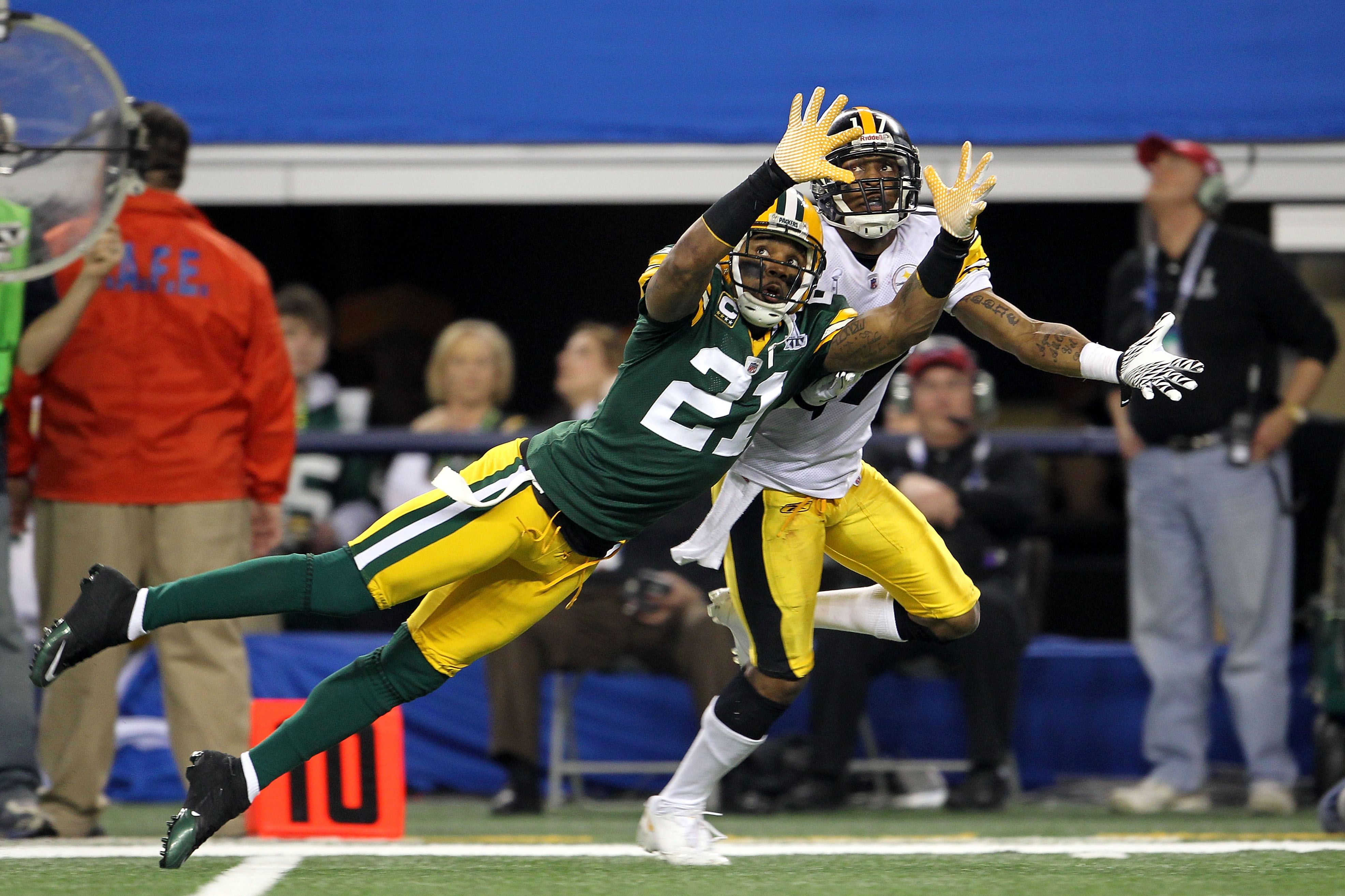 Green Bay Packers cornerback Charles Woodson breaks up a pass intended for  Pittsburgh Steelers wide receiver Mike Wallace in the second quarter during  Super Bowl XLV at Cowboys Stadium in Arlington, Texas