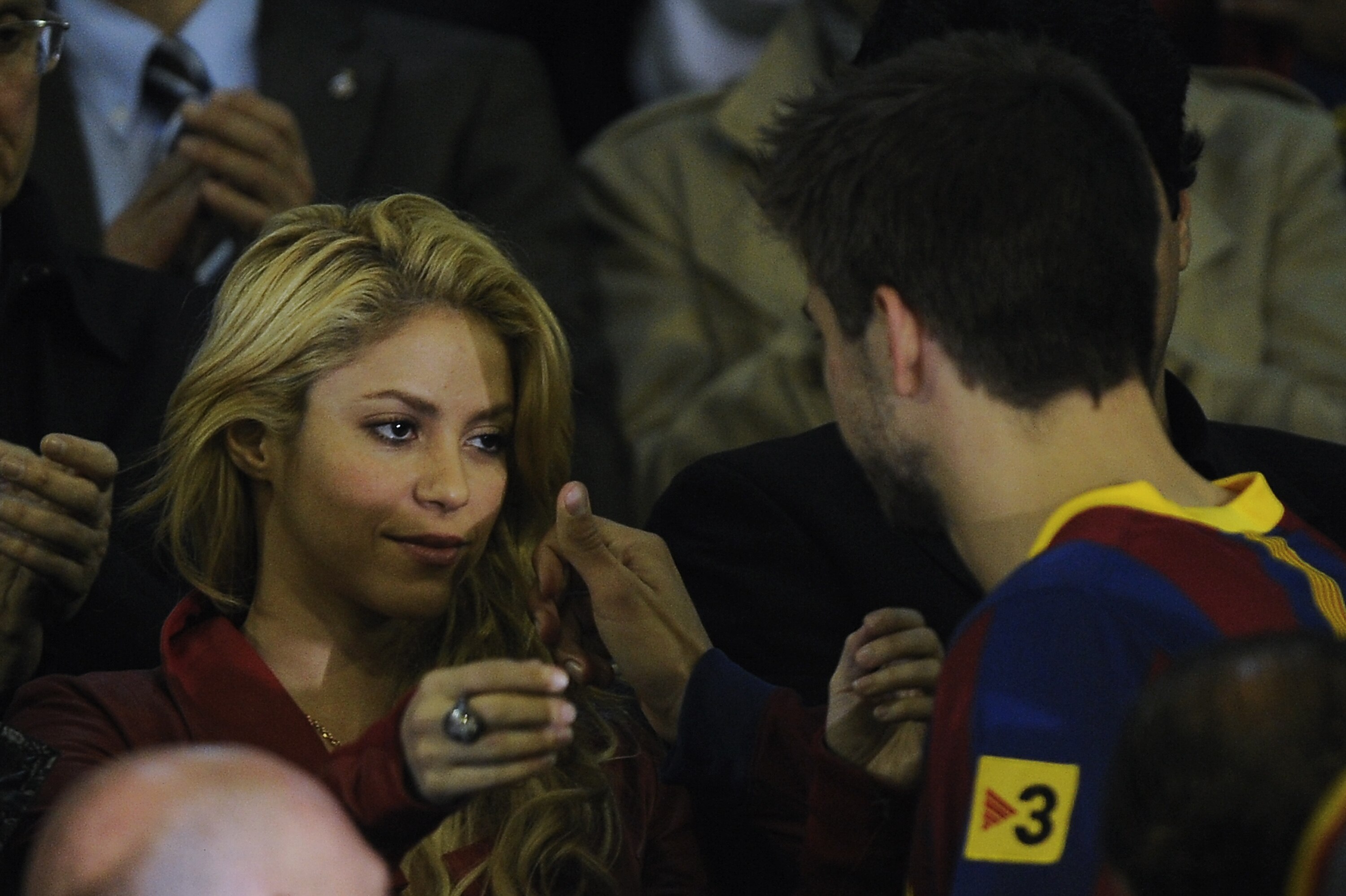 VALENCIA, SPAIN - APRIL 20: Shakira comforts Gerard Pique of Barcelona after beig defeated at the end of the Copa del Rey Final between Real Madrid and Barcelona at Estadio Mestalla on April 20, 2011 in Valencia, Spain.  (Photo by David Ramos/Getty Images
