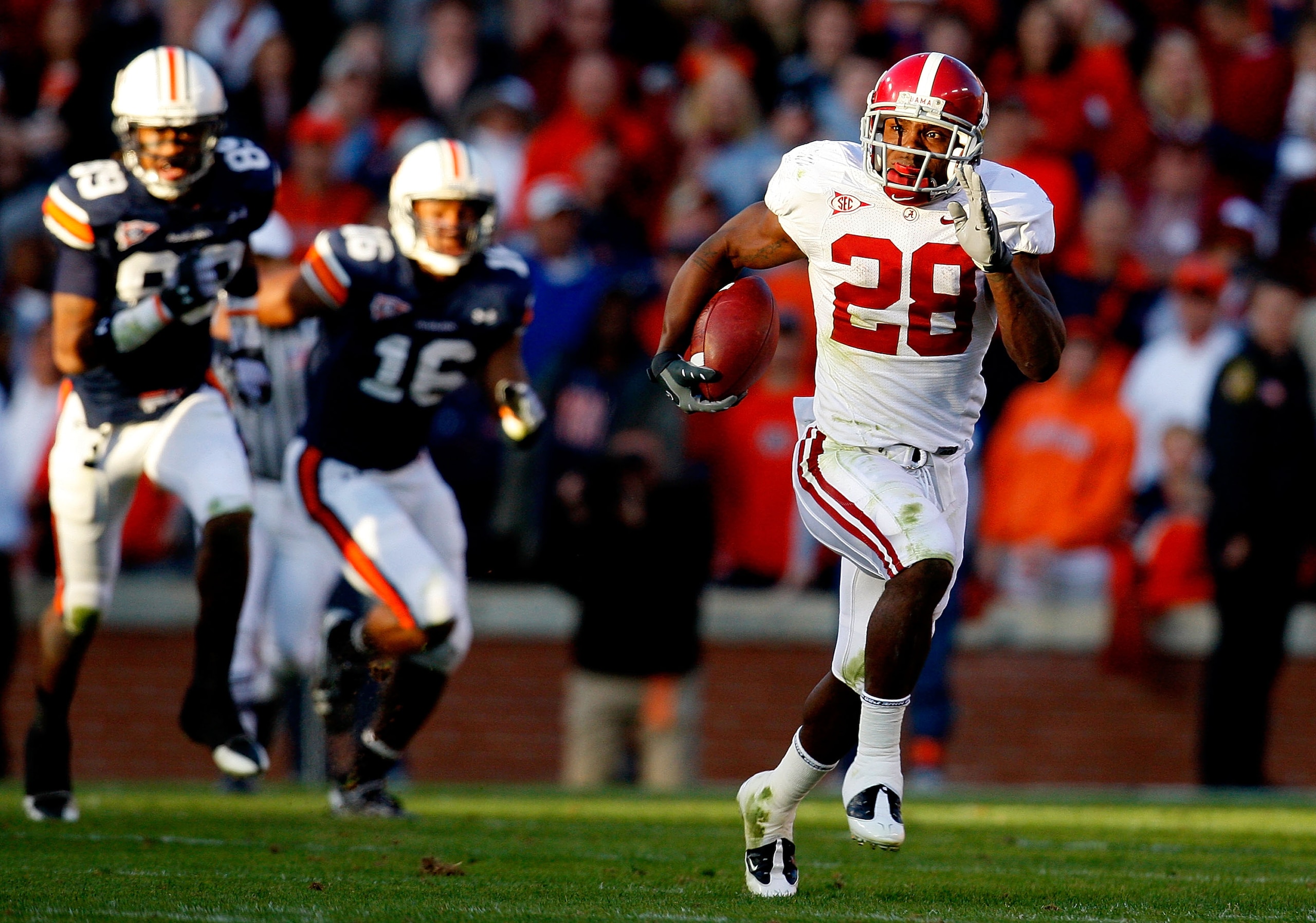 AUBURN, AL - NOVEMBER 27:  Javier Arenas #28 of the Alabama Crimson Tide returns a kickoff against the Auburn Tigers at Jordan-Hare Stadium on November 27, 2009 in Auburn, Alabama.  (Photo by Kevin C. Cox/Getty Images)