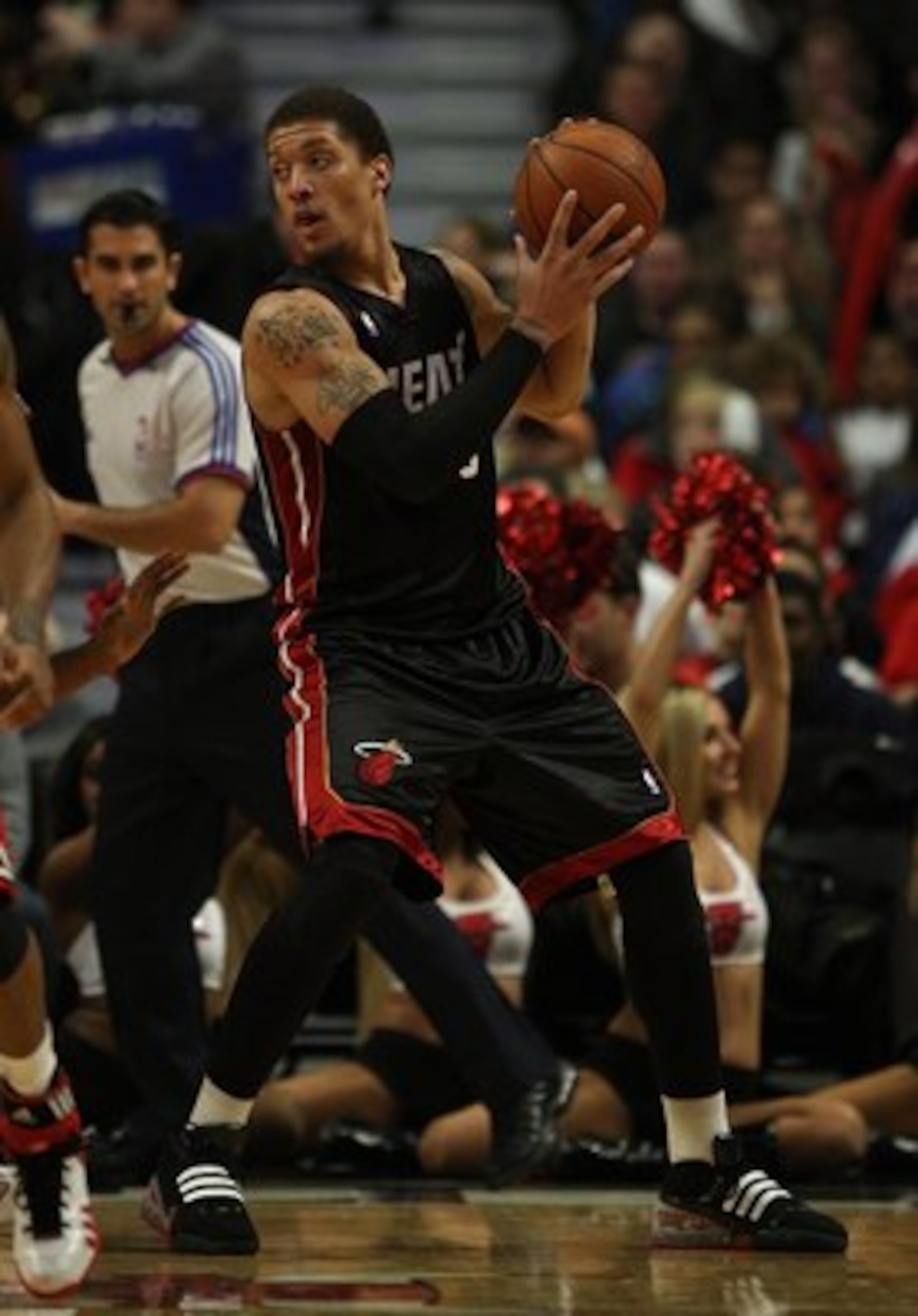 CHICAGO - FEBRUARY 12: Michael Beasley #30 of the Miami Heat looks to pass against the Chicago Bulls on February 12, 2009 at the United Center in Chicago, Illinois. The Heat defeated the Bulls 95-93. NOTE TO USER: User expressly acknowledges and agreees t