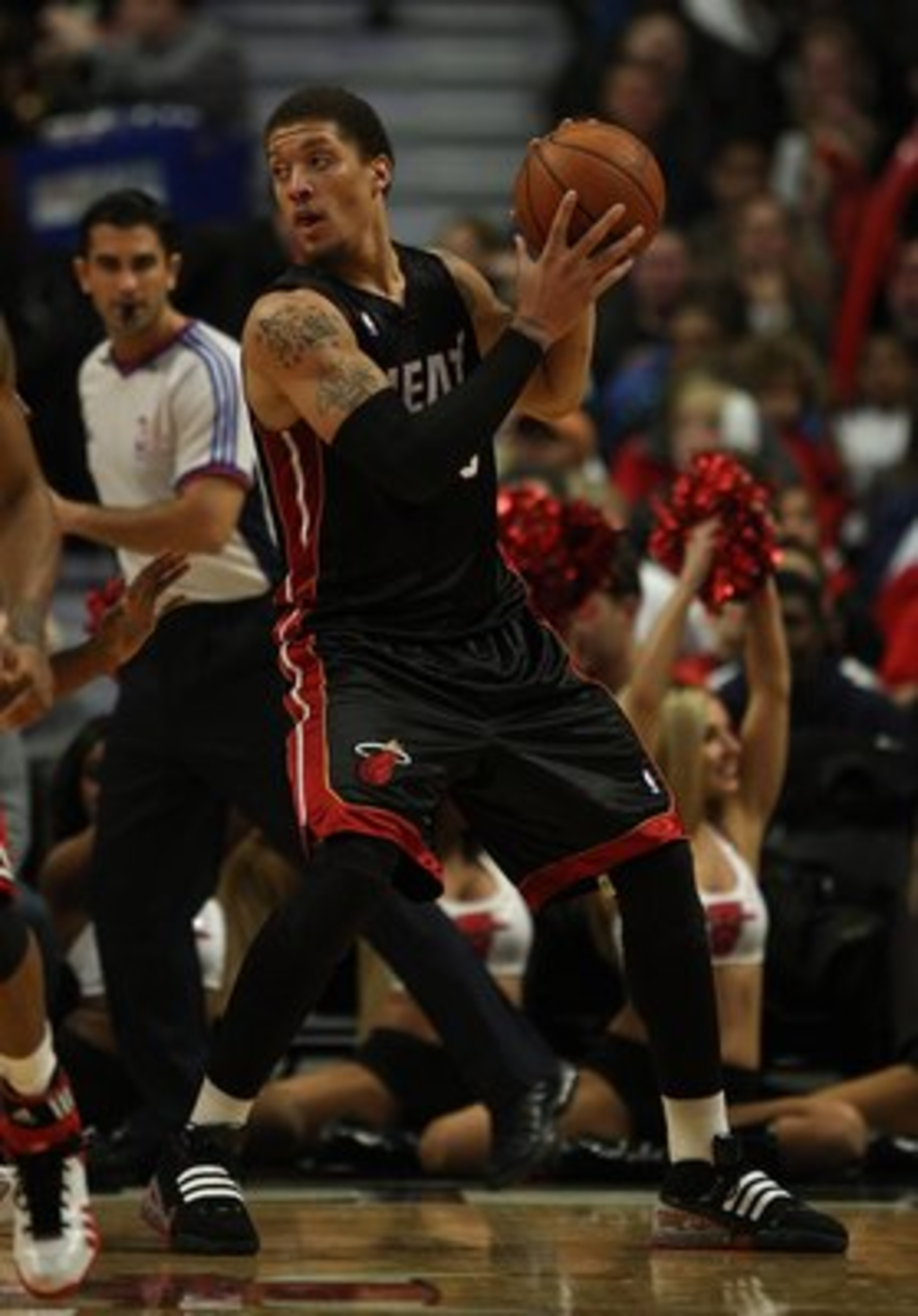 CHICAGO - FEBRUARY 12: Michael Beasley #30 of the Miami Heat looks to pass against the Chicago Bulls on February 12, 2009 at the United Center in Chicago, Illinois. The Heat defeated the Bulls 95-93. NOTE TO USER: User expressly acknowledges and agreees t