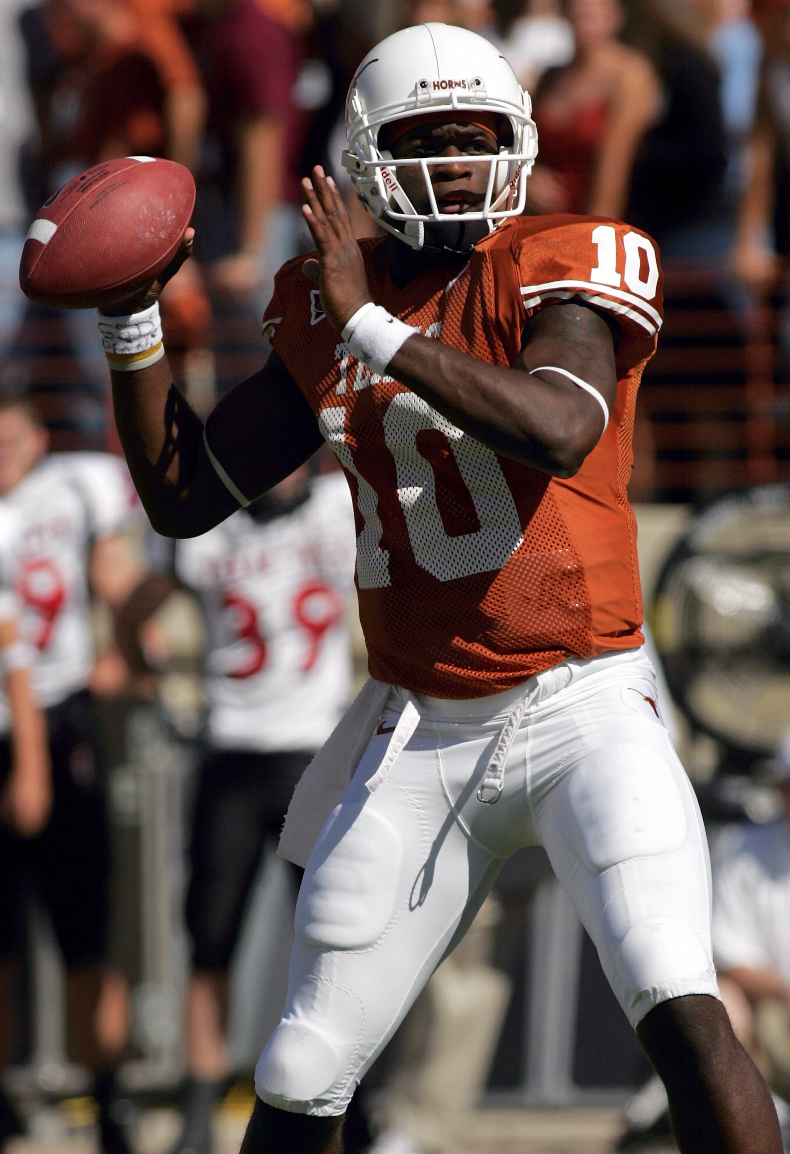 AUSTIN, TX - OCTOBER 22:  Quarterback Vince Young #10 of the Texas Longhorns drops back to pass against the Texas Tech Red Raiders on October 22, 2005 at Texas Memorial Stadium in Austin, Texas.  (Photo by Ronald Martinez/Getty Images)
