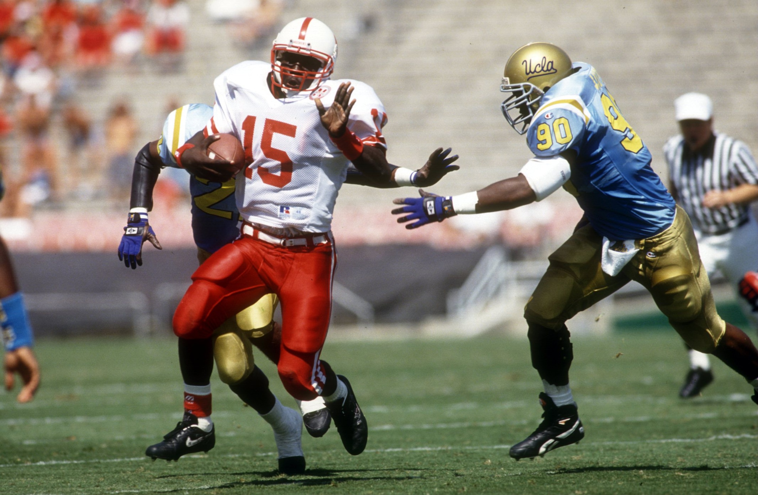 18 Sep 1993: NEBRASKA QUARTERBACK TOMMIE FRAZIER DASHES THROUGH UCLA DEFENDERS DURING A 14-13 WIN.
