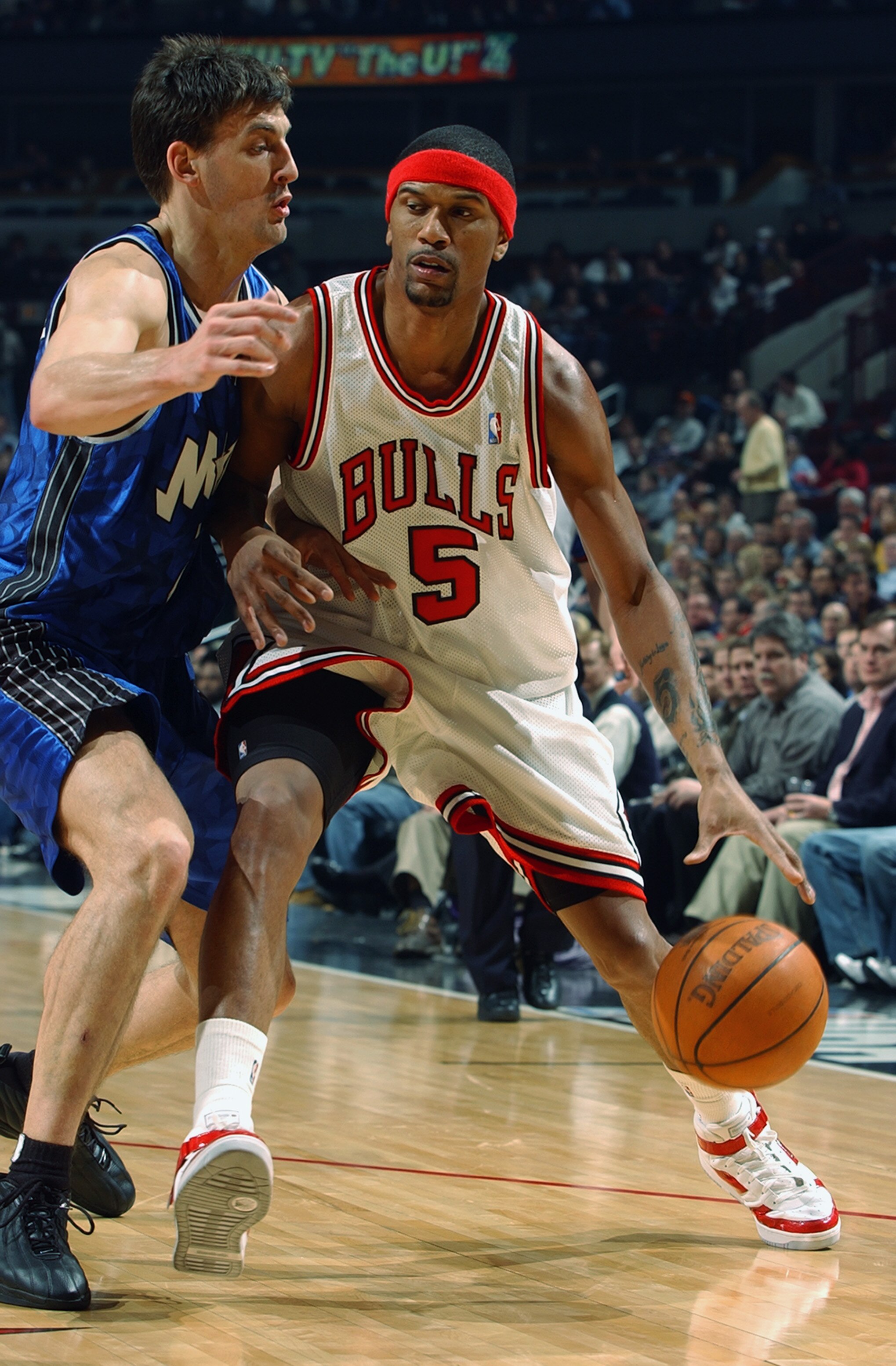 CHICAGO - MARCH 3:  Jalen Rose #5 of the Chicago Bulls drives around Gordan Giricek #7 of the Orlando Magic during the game at the United Center on March 3, 2003 in Chicago, Illinois.  The Magic won 104-89.  NOTE TO USER: User expressly acknowledges and a