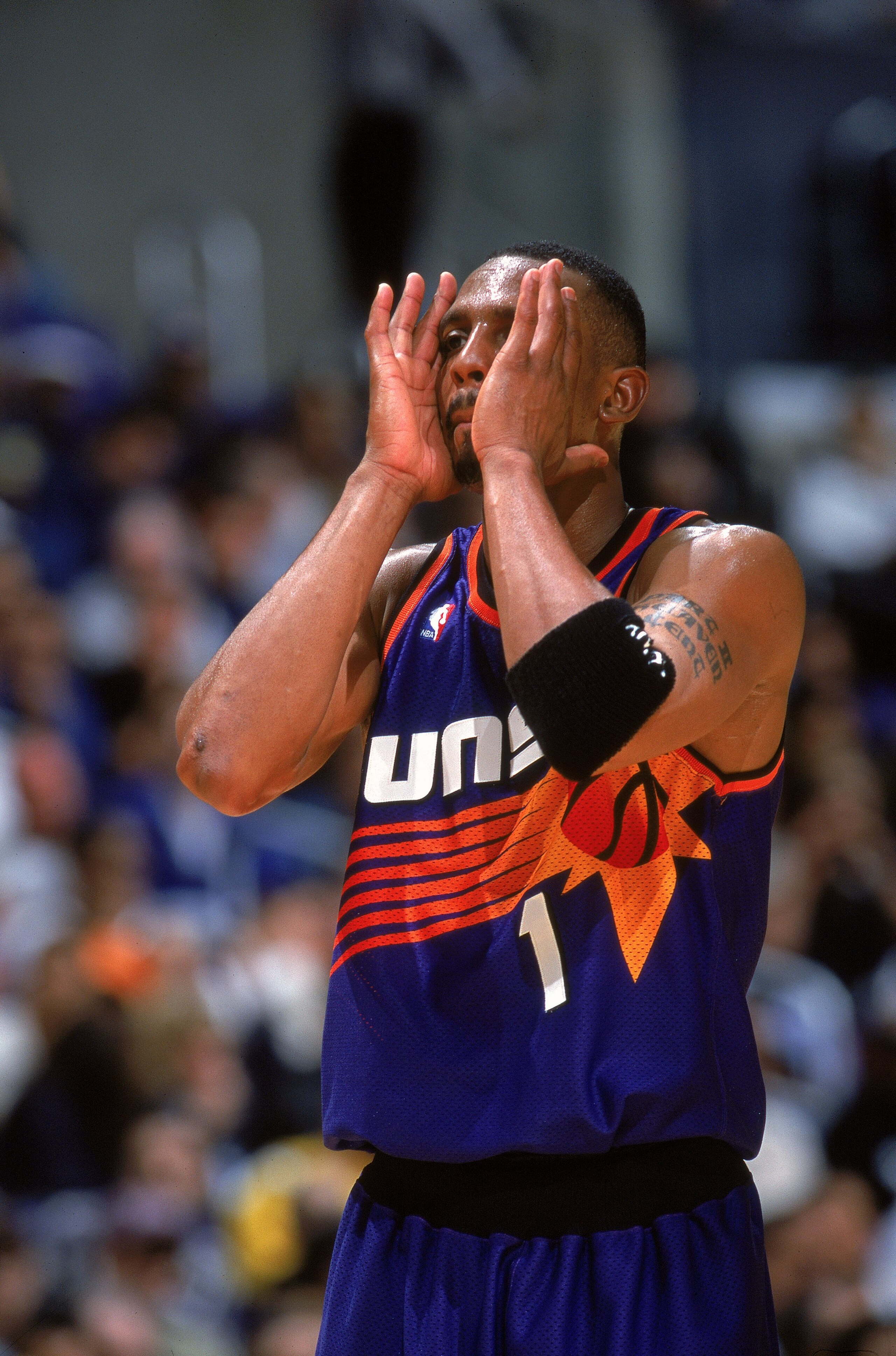 24 Mar 2000: Anfernee Hardaway #1 of the Phoenix Suns looks down the court during a game against the Los Angeles Lakers at the Staples Center in Los Angeles, California. The Lakers defeated the Suns 109-101.    Mandatory Credit: Stephen Dunn  /Allsport