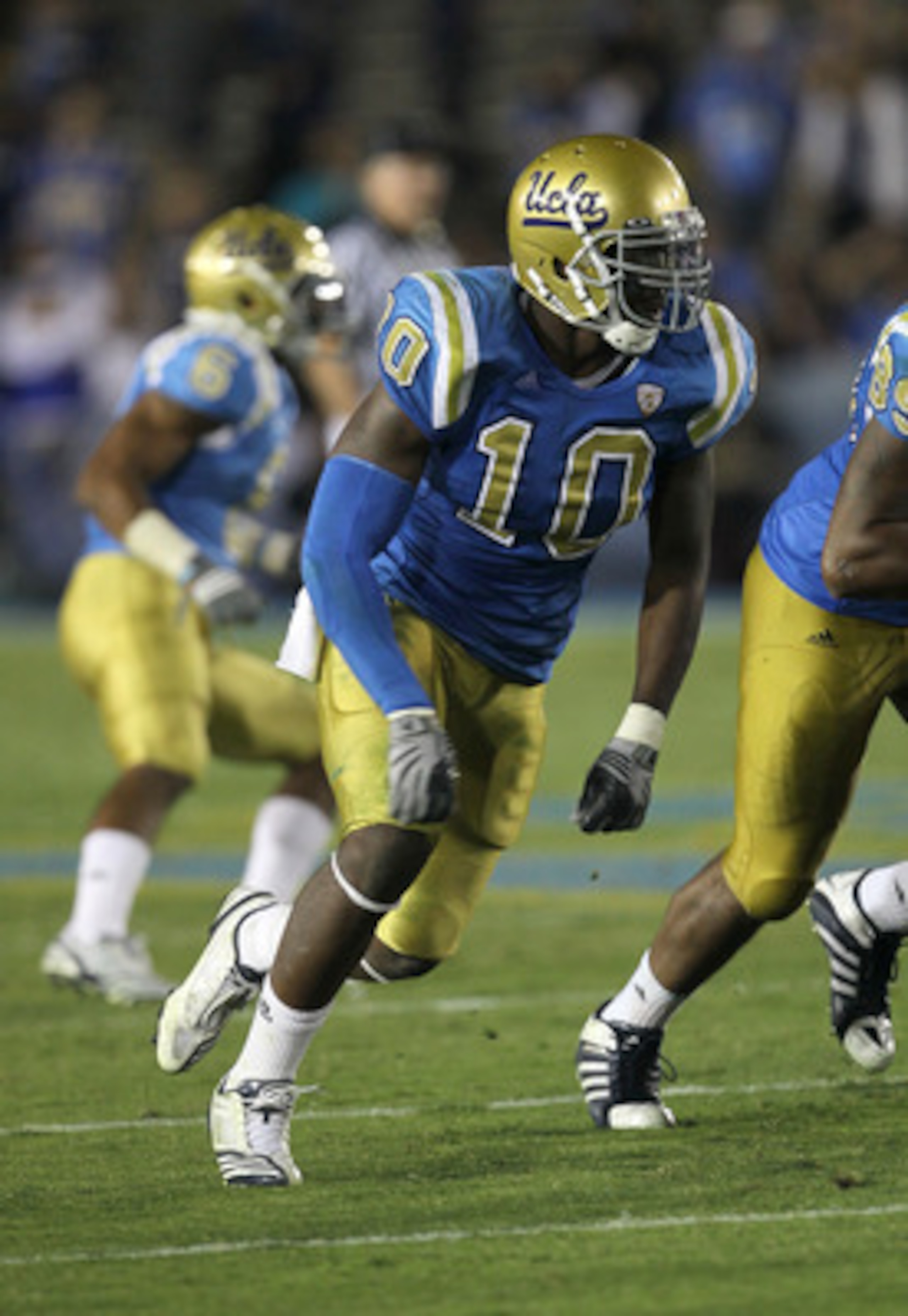 PASADENA, CA - SEPTEMBER 18: Linebacker Akeem Ayers #10 of the UCLA Bruins in the game with the Houston Cougars at the Rose Bowl on September 18, 2010 in Pasadena, California. UCLA won 31-13. (Photo by Stephen Dunn/Getty Images) PASADENA, CA - SEPTEMBER 18: Linebacker Akeem Ayers #10 of the UCLA Bruins in the game with the Houston Cougars at the Rose Bowl on September 18, 2010 in Pasadena, California. UCLA won 31-13. (Photo by Stephen Dunn/Getty Images)