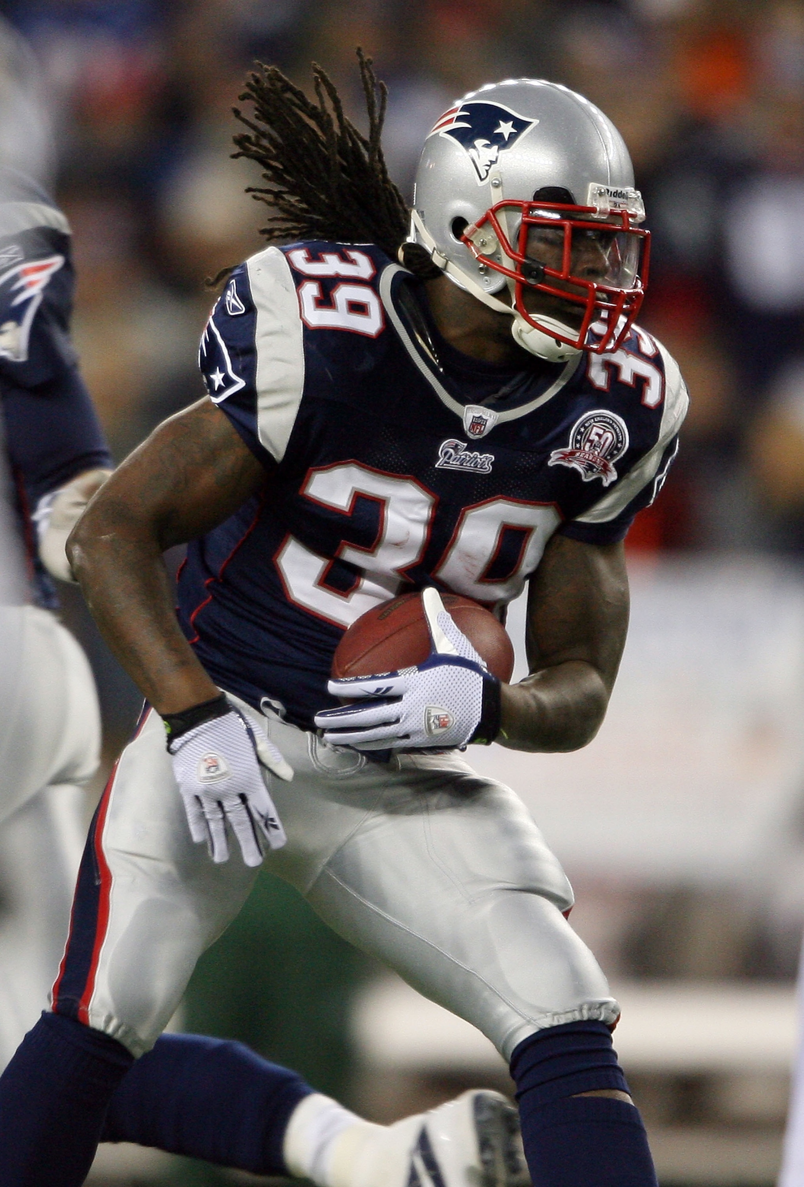 FOXBORO, MA - NOVEMBER 22:  Laurence Maroney #39 of the New England Patriots carries the ball against the New York Jets on November 22, 2009 at Gillette Stadium in Foxboro, Massachusetts.  (Photo by Elsa/Getty Images)