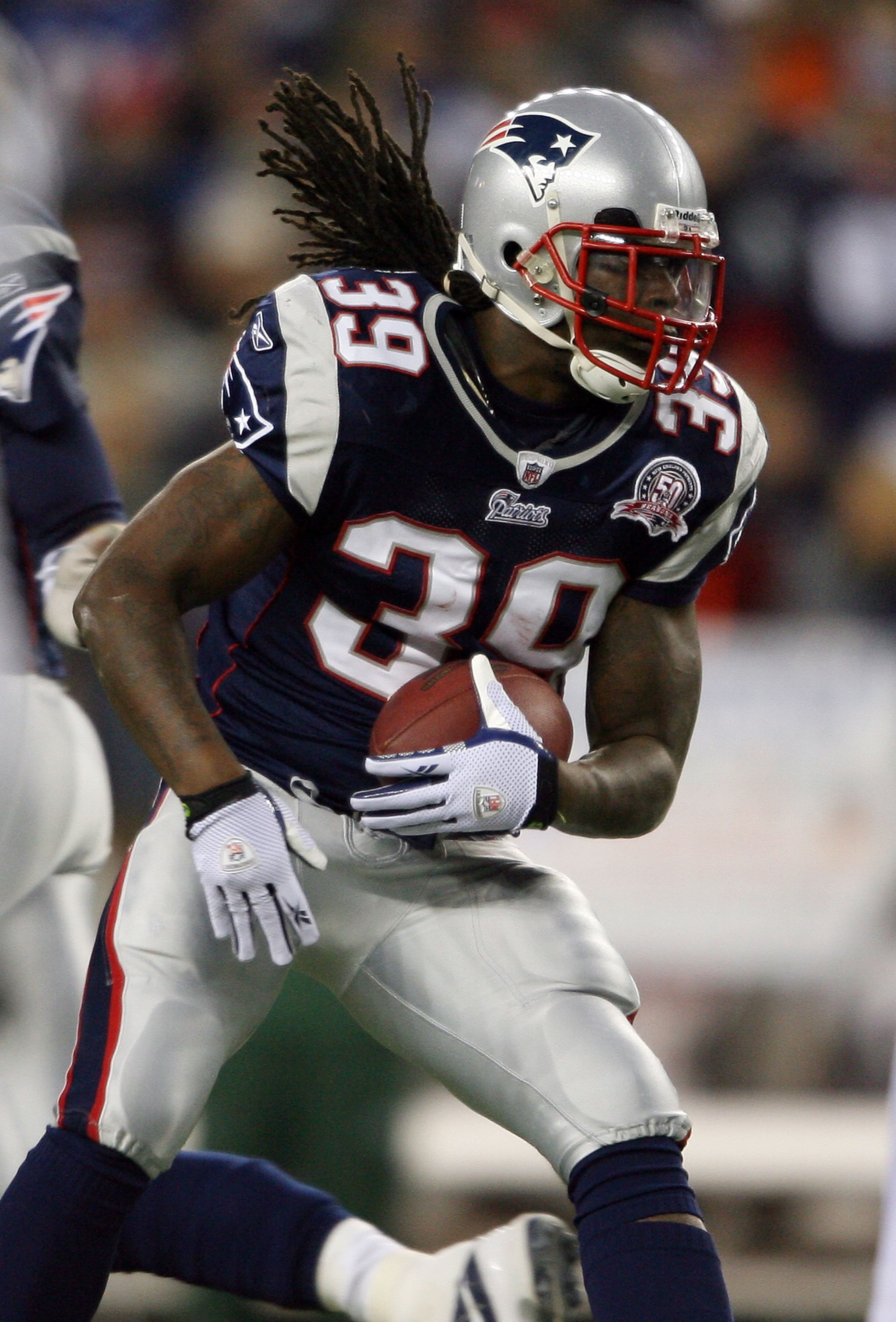 FOXBORO, MA - NOVEMBER 22:  Laurence Maroney #39 of the New England Patriots carries the ball against the New York Jets on November 22, 2009 at Gillette Stadium in Foxboro, Massachusetts.  (Photo by Elsa/Getty Images)